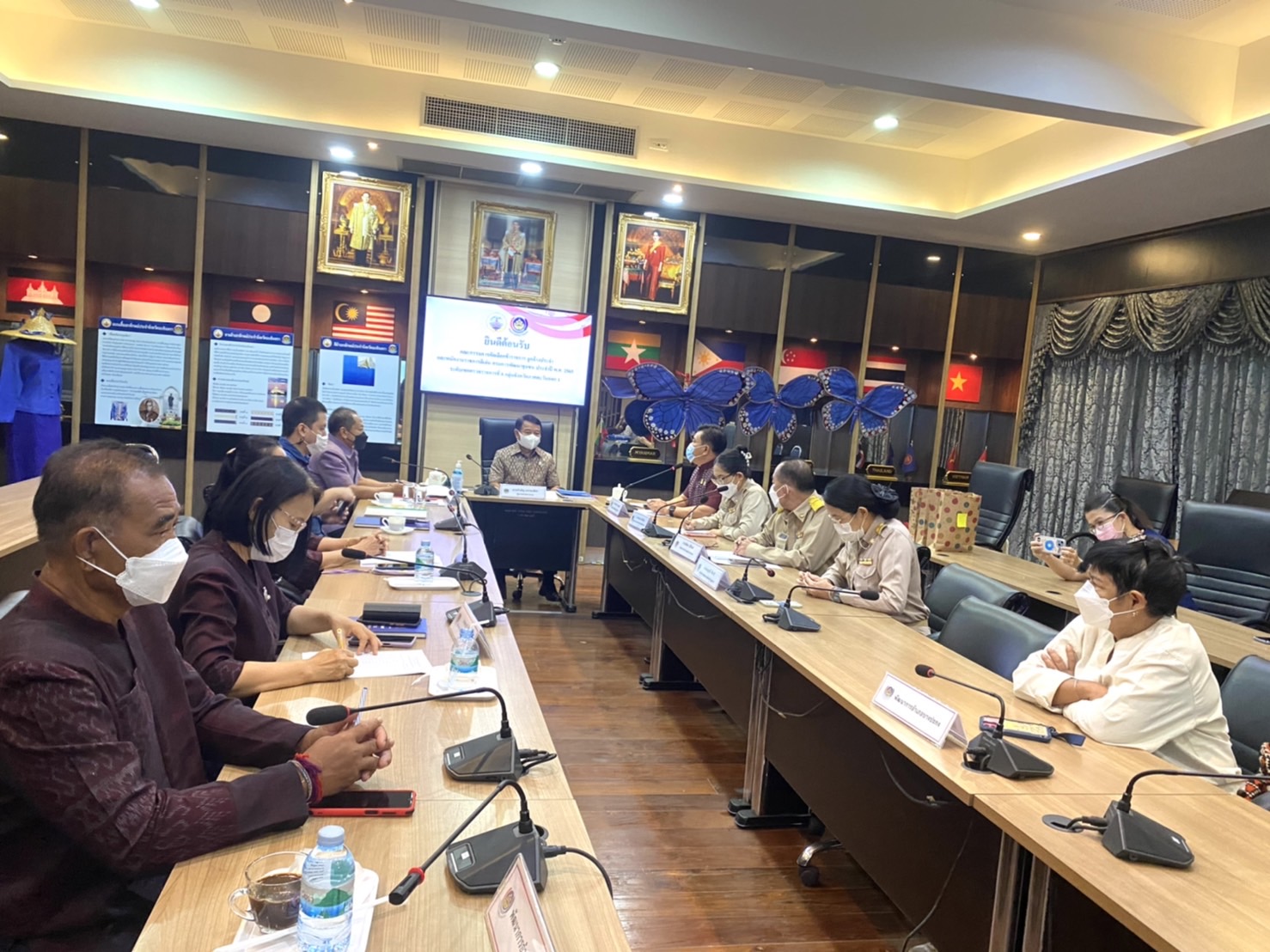 ???130 ปี กระทรวงมหาดไทย ? ฉะเชิงเทรา : แม่น้ำบางปะกงแหล่งชีวิต พระศักดิ์สิทธิ์หลวงพ่อโสธร พระยาศรีสุนทรปราชญ์ภาษาไทย เขาอ่างฤาไนป่าสมบูรณ์ ? ? ???‍??พช.ฉะเชิงเทรา เชิดชูเกียรติข้าราชการ ลูกจ้างประจำ และพนักงานราชการดีเด่น กรมการพัฒนาชุมชน ประจำปี 2565 ระดับเขตตรวจราชการ  ?วันพฤหัสบดีที่ 2 มิถุนายน พ.ศ. 2565  ?ณ ห้องประชุมพระยาศรีสุนทรโวหารฯ (น้อย อาจารยางกูร) ชั้น 1 ศาลากลางจังหวัดฉะเชิงเทรา     ??‍???‍?นายจำเริญ แหวนเพ็ชร ผู้ตรวจราชการกรม รับผิดชอบเขตตรวจราชการที่ 8 กลุ่มจังหวัดภาคตะวันออก 1 (ฉะเชิงเทรา ชลบุรี ระยอง) เป็นประธานกรรมการคัดเลือกฯ และรับฟังการนำเสนอผลงานของข้าราชการฯ ผู้มีผลงานดีเด่น พร้อมด้วย นายอิรยศ เอนก ผู้อำนวยการศูนย์ศึกษาและพัฒนาชุมชนชลบุรี และนายอาชีวะ เยี่ยมแสง นักวิชาการพัฒนาชุมชนปฏิบัติการ คณะกรรมการคัดเลือกฯ    ?โดยนายวรนัฐ ติรประเสริฐสิน พัฒนาการจังหวัดฉะเชิงเทรา เป็นผู้กล่าวตอนรับฯ พร้อมด้วย นางอาภร โพธิ์เจริญ ผู้อำนวยการกลุ่มงานสารสนเทศการพัฒนาชุมชน นางอังคณา จิตรวิไลย ผู้อำนวยการกลุ่มงานประสานและสนับสนุนการบริหารงานพัฒนาชุมชน นางนงลักษณ์ รักราวี พัฒนาการอำเภอบางปะกง นายเนตร ขันคำ พัฒนาการอำเภอท่าตะเกียบ นางสาวิตรี ประดิษแจ้ง พัฒนาการอำเภอบางคล้า นางสาวอรุณลักขณ์ โพธิ์พุทธ พัฒนาการอำเภอเมืองฉะเชิงเทรา นักวิชาการพัฒนาชุมชน และเจ้าหน้าที่พัฒนาชุมชน เข้าร่วมกิจกรรมฯ สำนักงานพัฒนาชุมชนจังหวัดฉะเชิงเทรา ได้ประกาศเกียรติคุณข้าราชการ ลูกจ้างประจำ และพนักงานราชการดีเด่น กรมการพัฒนาชุมชน ประจำปี 2565 จำนวน 4 ราย ดังนี้ 1.ประเภทผู้อำนวยการกลุ่มงาน ได้แก่ นางสรัลนุช โพธิ์ชัยโย ผู้อำนวยการกลุ่มงานยุทธศาสตร์การพัฒนาชุมชน 2.ประเภทพัฒนาการอำเภอ ได้แก่ นายนิคม นิรันดร์ พัฒนาการอำเภอสนามชัยเขต 3.ประเภทวิชาการ ได้แก่ นางเบญวลี ทิวาริ นักวิชาการพัฒนาชุมชนชำนาญการ กลุ่มงานสารสนเทศการพัฒนา ชุมชน 4.ประเภทพัฒนากรขวัญใจ ชุมชน ได้แก่ นางสาวจิรัชยา พันแตง นักวิชาการพัฒนาชุมชนปฏิบัติการ สำนักงาน พัฒนาชุมชนอำเภอท่าตะเกียบ    ?ซึ่งในช่วงบ่าย คณะกรรมการฯ ได้ลงพื้นที่ประกวดพัฒนากรขวัญใจชุมชน ณ บ้านเนินน้อย หมู่ 20 ตำบลท่าตะเกียบ อำเภอท่าตะเกียบ จังหวัดฉะเชิงเทราต่อไป  #WorldSoilDay    #GlobalSoilPartnership    #UNFAO    #CDD    #กรมการพัฒนาชุมชน #SEPtoSDGs    #SDGforAll@Kmitl        แหล่งข่าว : สำนักงานพัฒนาชุมชนจังหวัดฉะเชิงเทรา        ?เศรษฐกิจฐานรากมั่นคงและชุมชนพึ่งตนเองได้ภายในปี 2565 ? Change for Good