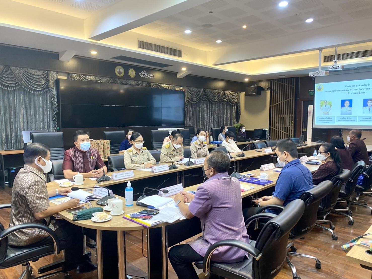 ???130 ปี กระทรวงมหาดไทย ? ฉะเชิงเทรา : แม่น้ำบางปะกงแหล่งชีวิต พระศักดิ์สิทธิ์หลวงพ่อโสธร พระยาศรีสุนทรปราชญ์ภาษาไทย เขาอ่างฤาไนป่าสมบูรณ์ ? ? ???‍??พช.ฉะเชิงเทรา เชิดชูเกียรติข้าราชการ ลูกจ้างประจำ และพนักงานราชการดีเด่น กรมการพัฒนาชุมชน ประจำปี 2565 ระดับเขตตรวจราชการ  ?วันพฤหัสบดีที่ 2 มิถุนายน พ.ศ. 2565  ?ณ ห้องประชุมพระยาศรีสุนทรโวหารฯ (น้อย อาจารยางกูร) ชั้น 1 ศาลากลางจังหวัดฉะเชิงเทรา     ??‍???‍?นายจำเริญ แหวนเพ็ชร ผู้ตรวจราชการกรม รับผิดชอบเขตตรวจราชการที่ 8 กลุ่มจังหวัดภาคตะวันออก 1 (ฉะเชิงเทรา ชลบุรี ระยอง) เป็นประธานกรรมการคัดเลือกฯ และรับฟังการนำเสนอผลงานของข้าราชการฯ ผู้มีผลงานดีเด่น พร้อมด้วย นายอิรยศ เอนก ผู้อำนวยการศูนย์ศึกษาและพัฒนาชุมชนชลบุรี และนายอาชีวะ เยี่ยมแสง นักวิชาการพัฒนาชุมชนปฏิบัติการ คณะกรรมการคัดเลือกฯ    ?โดยนายวรนัฐ ติรประเสริฐสิน พัฒนาการจังหวัดฉะเชิงเทรา เป็นผู้กล่าวตอนรับฯ พร้อมด้วย นางอาภร โพธิ์เจริญ ผู้อำนวยการกลุ่มงานสารสนเทศการพัฒนาชุมชน นางอังคณา จิตรวิไลย ผู้อำนวยการกลุ่มงานประสานและสนับสนุนการบริหารงานพัฒนาชุมชน นางนงลักษณ์ รักราวี พัฒนาการอำเภอบางปะกง นายเนตร ขันคำ พัฒนาการอำเภอท่าตะเกียบ นางสาวิตรี ประดิษแจ้ง พัฒนาการอำเภอบางคล้า นางสาวอรุณลักขณ์ โพธิ์พุทธ พัฒนาการอำเภอเมืองฉะเชิงเทรา นักวิชาการพัฒนาชุมชน และเจ้าหน้าที่พัฒนาชุมชน เข้าร่วมกิจกรรมฯ สำนักงานพัฒนาชุมชนจังหวัดฉะเชิงเทรา ได้ประกาศเกียรติคุณข้าราชการ ลูกจ้างประจำ และพนักงานราชการดีเด่น กรมการพัฒนาชุมชน ประจำปี 2565 จำนวน 4 ราย ดังนี้ 1.ประเภทผู้อำนวยการกลุ่มงาน ได้แก่ นางสรัลนุช โพธิ์ชัยโย ผู้อำนวยการกลุ่มงานยุทธศาสตร์การพัฒนาชุมชน 2.ประเภทพัฒนาการอำเภอ ได้แก่ นายนิคม นิรันดร์ พัฒนาการอำเภอสนามชัยเขต 3.ประเภทวิชาการ ได้แก่ นางเบญวลี ทิวาริ นักวิชาการพัฒนาชุมชนชำนาญการ กลุ่มงานสารสนเทศการพัฒนา ชุมชน 4.ประเภทพัฒนากรขวัญใจ ชุมชน ได้แก่ นางสาวจิรัชยา พันแตง นักวิชาการพัฒนาชุมชนปฏิบัติการ สำนักงาน พัฒนาชุมชนอำเภอท่าตะเกียบ    ?ซึ่งในช่วงบ่าย คณะกรรมการฯ ได้ลงพื้นที่ประกวดพัฒนากรขวัญใจชุมชน ณ บ้านเนินน้อย หมู่ 20 ตำบลท่าตะเกียบ อำเภอท่าตะเกียบ จังหวัดฉะเชิงเทราต่อไป  #WorldSoilDay    #GlobalSoilPartnership    #UNFAO    #CDD    #กรมการพัฒนาชุมชน #SEPtoSDGs    #SDGforAll@Kmitl        แหล่งข่าว : สำนักงานพัฒนาชุมชนจังหวัดฉะเชิงเทรา        ?เศรษฐกิจฐานรากมั่นคงและชุมชนพึ่งตนเองได้ภายในปี 2565 ? Change for Good