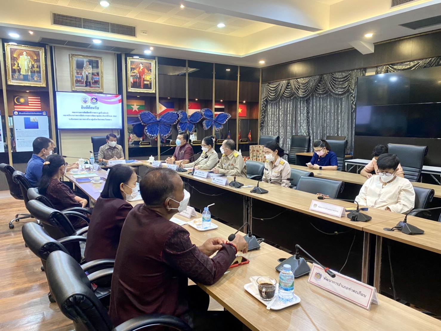 ???130 ปี กระทรวงมหาดไทย ? ฉะเชิงเทรา : แม่น้ำบางปะกงแหล่งชีวิต พระศักดิ์สิทธิ์หลวงพ่อโสธร พระยาศรีสุนทรปราชญ์ภาษาไทย เขาอ่างฤาไนป่าสมบูรณ์ ? ? ???‍??พช.ฉะเชิงเทรา เชิดชูเกียรติข้าราชการ ลูกจ้างประจำ และพนักงานราชการดีเด่น กรมการพัฒนาชุมชน ประจำปี 2565 ระดับเขตตรวจราชการ  ?วันพฤหัสบดีที่ 2 มิถุนายน พ.ศ. 2565  ?ณ ห้องประชุมพระยาศรีสุนทรโวหารฯ (น้อย อาจารยางกูร) ชั้น 1 ศาลากลางจังหวัดฉะเชิงเทรา     ??‍???‍?นายจำเริญ แหวนเพ็ชร ผู้ตรวจราชการกรม รับผิดชอบเขตตรวจราชการที่ 8 กลุ่มจังหวัดภาคตะวันออก 1 (ฉะเชิงเทรา ชลบุรี ระยอง) เป็นประธานกรรมการคัดเลือกฯ และรับฟังการนำเสนอผลงานของข้าราชการฯ ผู้มีผลงานดีเด่น พร้อมด้วย นายอิรยศ เอนก ผู้อำนวยการศูนย์ศึกษาและพัฒนาชุมชนชลบุรี และนายอาชีวะ เยี่ยมแสง นักวิชาการพัฒนาชุมชนปฏิบัติการ คณะกรรมการคัดเลือกฯ    ?โดยนายวรนัฐ ติรประเสริฐสิน พัฒนาการจังหวัดฉะเชิงเทรา เป็นผู้กล่าวตอนรับฯ พร้อมด้วย นางอาภร โพธิ์เจริญ ผู้อำนวยการกลุ่มงานสารสนเทศการพัฒนาชุมชน นางอังคณา จิตรวิไลย ผู้อำนวยการกลุ่มงานประสานและสนับสนุนการบริหารงานพัฒนาชุมชน นางนงลักษณ์ รักราวี พัฒนาการอำเภอบางปะกง นายเนตร ขันคำ พัฒนาการอำเภอท่าตะเกียบ นางสาวิตรี ประดิษแจ้ง พัฒนาการอำเภอบางคล้า นางสาวอรุณลักขณ์ โพธิ์พุทธ พัฒนาการอำเภอเมืองฉะเชิงเทรา นักวิชาการพัฒนาชุมชน และเจ้าหน้าที่พัฒนาชุมชน เข้าร่วมกิจกรรมฯ สำนักงานพัฒนาชุมชนจังหวัดฉะเชิงเทรา ได้ประกาศเกียรติคุณข้าราชการ ลูกจ้างประจำ และพนักงานราชการดีเด่น กรมการพัฒนาชุมชน ประจำปี 2565 จำนวน 4 ราย ดังนี้ 1.ประเภทผู้อำนวยการกลุ่มงาน ได้แก่ นางสรัลนุช โพธิ์ชัยโย ผู้อำนวยการกลุ่มงานยุทธศาสตร์การพัฒนาชุมชน 2.ประเภทพัฒนาการอำเภอ ได้แก่ นายนิคม นิรันดร์ พัฒนาการอำเภอสนามชัยเขต 3.ประเภทวิชาการ ได้แก่ นางเบญวลี ทิวาริ นักวิชาการพัฒนาชุมชนชำนาญการ กลุ่มงานสารสนเทศการพัฒนา ชุมชน 4.ประเภทพัฒนากรขวัญใจ ชุมชน ได้แก่ นางสาวจิรัชยา พันแตง นักวิชาการพัฒนาชุมชนปฏิบัติการ สำนักงาน พัฒนาชุมชนอำเภอท่าตะเกียบ    ?ซึ่งในช่วงบ่าย คณะกรรมการฯ ได้ลงพื้นที่ประกวดพัฒนากรขวัญใจชุมชน ณ บ้านเนินน้อย หมู่ 20 ตำบลท่าตะเกียบ อำเภอท่าตะเกียบ จังหวัดฉะเชิงเทราต่อไป  #WorldSoilDay    #GlobalSoilPartnership    #UNFAO    #CDD    #กรมการพัฒนาชุมชน #SEPtoSDGs    #SDGforAll@Kmitl        แหล่งข่าว : สำนักงานพัฒนาชุมชนจังหวัดฉะเชิงเทรา        ?เศรษฐกิจฐานรากมั่นคงและชุมชนพึ่งตนเองได้ภายในปี 2565 ? Change for Good