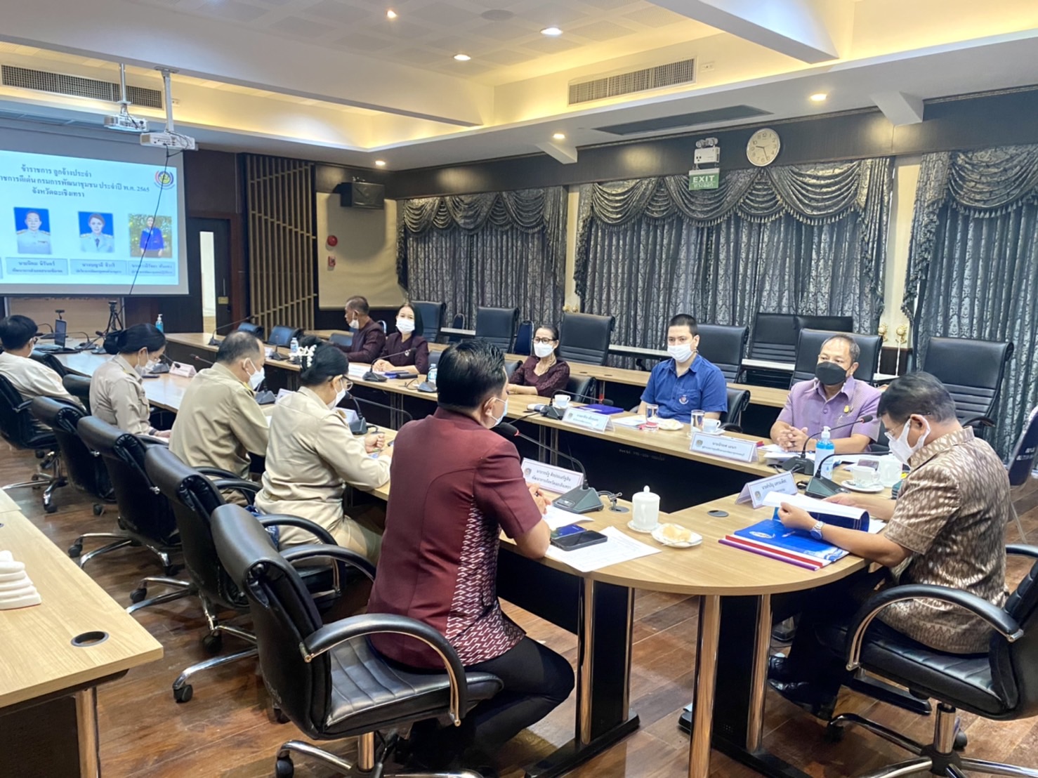 ???130 ปี กระทรวงมหาดไทย ? ฉะเชิงเทรา : แม่น้ำบางปะกงแหล่งชีวิต พระศักดิ์สิทธิ์หลวงพ่อโสธร พระยาศรีสุนทรปราชญ์ภาษาไทย เขาอ่างฤาไนป่าสมบูรณ์ ? ? ???‍??พช.ฉะเชิงเทรา เชิดชูเกียรติข้าราชการ ลูกจ้างประจำ และพนักงานราชการดีเด่น กรมการพัฒนาชุมชน ประจำปี 2565 ระดับเขตตรวจราชการ  ?วันพฤหัสบดีที่ 2 มิถุนายน พ.ศ. 2565  ?ณ ห้องประชุมพระยาศรีสุนทรโวหารฯ (น้อย อาจารยางกูร) ชั้น 1 ศาลากลางจังหวัดฉะเชิงเทรา     ??‍???‍?นายจำเริญ แหวนเพ็ชร ผู้ตรวจราชการกรม รับผิดชอบเขตตรวจราชการที่ 8 กลุ่มจังหวัดภาคตะวันออก 1 (ฉะเชิงเทรา ชลบุรี ระยอง) เป็นประธานกรรมการคัดเลือกฯ และรับฟังการนำเสนอผลงานของข้าราชการฯ ผู้มีผลงานดีเด่น พร้อมด้วย นายอิรยศ เอนก ผู้อำนวยการศูนย์ศึกษาและพัฒนาชุมชนชลบุรี และนายอาชีวะ เยี่ยมแสง นักวิชาการพัฒนาชุมชนปฏิบัติการ คณะกรรมการคัดเลือกฯ    ?โดยนายวรนัฐ ติรประเสริฐสิน พัฒนาการจังหวัดฉะเชิงเทรา เป็นผู้กล่าวตอนรับฯ พร้อมด้วย นางอาภร โพธิ์เจริญ ผู้อำนวยการกลุ่มงานสารสนเทศการพัฒนาชุมชน นางอังคณา จิตรวิไลย ผู้อำนวยการกลุ่มงานประสานและสนับสนุนการบริหารงานพัฒนาชุมชน นางนงลักษณ์ รักราวี พัฒนาการอำเภอบางปะกง นายเนตร ขันคำ พัฒนาการอำเภอท่าตะเกียบ นางสาวิตรี ประดิษแจ้ง พัฒนาการอำเภอบางคล้า นางสาวอรุณลักขณ์ โพธิ์พุทธ พัฒนาการอำเภอเมืองฉะเชิงเทรา นักวิชาการพัฒนาชุมชน และเจ้าหน้าที่พัฒนาชุมชน เข้าร่วมกิจกรรมฯ สำนักงานพัฒนาชุมชนจังหวัดฉะเชิงเทรา ได้ประกาศเกียรติคุณข้าราชการ ลูกจ้างประจำ และพนักงานราชการดีเด่น กรมการพัฒนาชุมชน ประจำปี 2565 จำนวน 4 ราย ดังนี้ 1.ประเภทผู้อำนวยการกลุ่มงาน ได้แก่ นางสรัลนุช โพธิ์ชัยโย ผู้อำนวยการกลุ่มงานยุทธศาสตร์การพัฒนาชุมชน 2.ประเภทพัฒนาการอำเภอ ได้แก่ นายนิคม นิรันดร์ พัฒนาการอำเภอสนามชัยเขต 3.ประเภทวิชาการ ได้แก่ นางเบญวลี ทิวาริ นักวิชาการพัฒนาชุมชนชำนาญการ กลุ่มงานสารสนเทศการพัฒนา ชุมชน 4.ประเภทพัฒนากรขวัญใจ ชุมชน ได้แก่ นางสาวจิรัชยา พันแตง นักวิชาการพัฒนาชุมชนปฏิบัติการ สำนักงาน พัฒนาชุมชนอำเภอท่าตะเกียบ    ?ซึ่งในช่วงบ่าย คณะกรรมการฯ ได้ลงพื้นที่ประกวดพัฒนากรขวัญใจชุมชน ณ บ้านเนินน้อย หมู่ 20 ตำบลท่าตะเกียบ อำเภอท่าตะเกียบ จังหวัดฉะเชิงเทราต่อไป  #WorldSoilDay    #GlobalSoilPartnership    #UNFAO    #CDD    #กรมการพัฒนาชุมชน #SEPtoSDGs    #SDGforAll@Kmitl        แหล่งข่าว : สำนักงานพัฒนาชุมชนจังหวัดฉะเชิงเทรา        ?เศรษฐกิจฐานรากมั่นคงและชุมชนพึ่งตนเองได้ภายในปี 2565 ? Change for Good