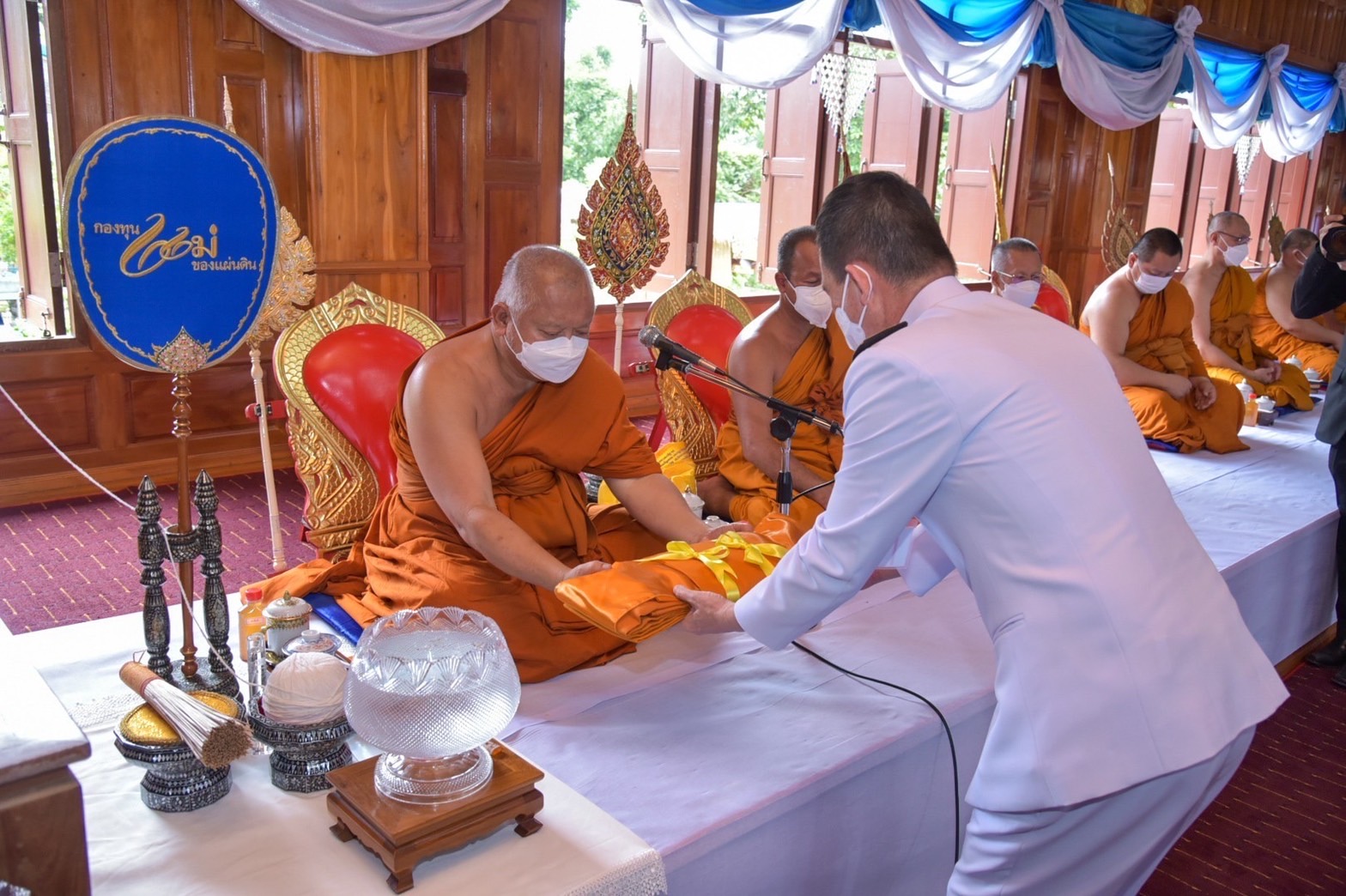 ???130 ปี กระทรวงมหาดไทย ? ฉะเชิงเทรา : แม่น้ำบางปะกงแหล่งชีวิต พระศักดิ์สิทธิ์หลวงพ่อโสธร พระยาศรีสุนทรปราชญ์ภาษาไทย เขาอ่างฤาไนป่าสมบูรณ์ ? ? ??‍??พช.ฉะเชิงเทรา จัดโครงการ “90 พรรษา 999 สมทบทุนศรัทธา ทุนปัญญา กองทุนแม่ของแผ่นดิน ทุนตั้งต้นแห่งความดีงาม ในโอกาสที่ สมเด็จพระนางเจ้าสิริกิติ์ พระบรมราชินีนาถ พระบรมราชชนนีพันปีหลวง ทรงพระกรุณาโปรดเกล้าฯ พระราชทานเงินจากพระปัญญาวิสุทธิโมลี ถวายให้กองทุนแม่ของแผ่นดินหมู่บ้านภูเขาทอง และพิธีทอดผ้าป่าการกุศล สมทบกองทุนแม่ของแผ่นดินฯ ในงานทำบุญอายุวัฒนมงคลครบ 51 ปี พระปัญญาวิสุทธิโมลี เจ้าคณะจังหวัดลพบุรี (ธรรมยุต) เจ้าอาวาสวัดพระนางจามเทวี และผู้รักษาการแทนเจ้าอาวาสวัดโพนงาม