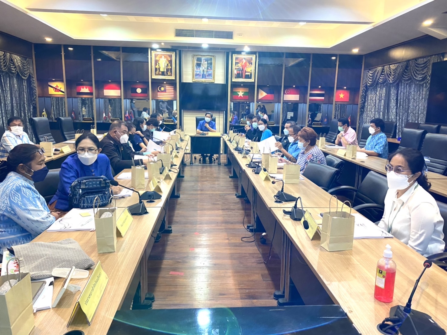 ???130 ปี กระทรวงมหาดไทย ? ฉะเชิงเทรา : แม่น้ำบางปะกงแหล่งชีวิต พระศักดิ์สิทธิ์หลวงพ่อโสธร พระยาศรีสุนทรปราชญ์ภาษาไทย เขาอ่างฤาไนป่าสมบูรณ์ ? ? ?พช.ฉะเชิงเทรา ประชุมคณะกรรมการคัดเลือกหมู่บ้านต้นแบบการน้อมนำแนวพระราชดำริ ระดับจังหวัด ครั้งที่ 3/2565 โครงการ 9 : 10 ปฏิบัติบูชา “สืบสาน รักษา ต่อยอด” เพื่อการพัฒนาชุมชน ประจำปี 2565