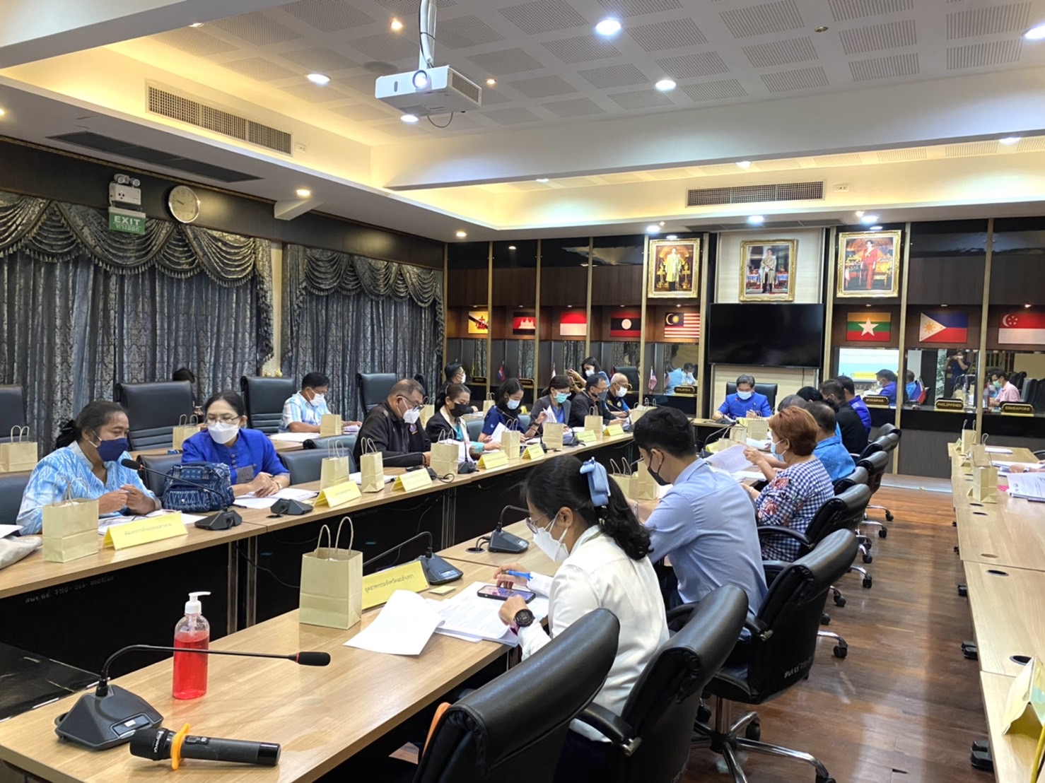 ???130 ปี กระทรวงมหาดไทย ? ฉะเชิงเทรา : แม่น้ำบางปะกงแหล่งชีวิต พระศักดิ์สิทธิ์หลวงพ่อโสธร พระยาศรีสุนทรปราชญ์ภาษาไทย เขาอ่างฤาไนป่าสมบูรณ์ ? ? ?พช.ฉะเชิงเทรา ประชุมคณะกรรมการคัดเลือกหมู่บ้านต้นแบบการน้อมนำแนวพระราชดำริ ระดับจังหวัด ครั้งที่ 3/2565 โครงการ 9 : 10 ปฏิบัติบูชา “สืบสาน รักษา ต่อยอด” เพื่อการพัฒนาชุมชน ประจำปี 2565