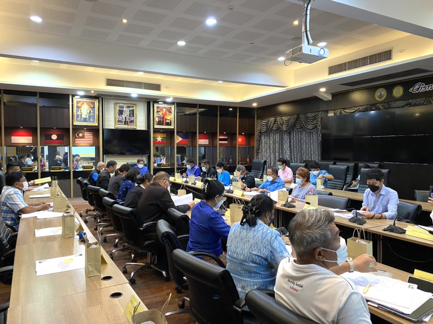 ???130 ปี กระทรวงมหาดไทย ? ฉะเชิงเทรา : แม่น้ำบางปะกงแหล่งชีวิต พระศักดิ์สิทธิ์หลวงพ่อโสธร พระยาศรีสุนทรปราชญ์ภาษาไทย เขาอ่างฤาไนป่าสมบูรณ์ ? ? ?พช.ฉะเชิงเทรา ประชุมคณะกรรมการคัดเลือกหมู่บ้านต้นแบบการน้อมนำแนวพระราชดำริ ระดับจังหวัด ครั้งที่ 3/2565 โครงการ 9 : 10 ปฏิบัติบูชา “สืบสาน รักษา ต่อยอด” เพื่อการพัฒนาชุมชน ประจำปี 2565