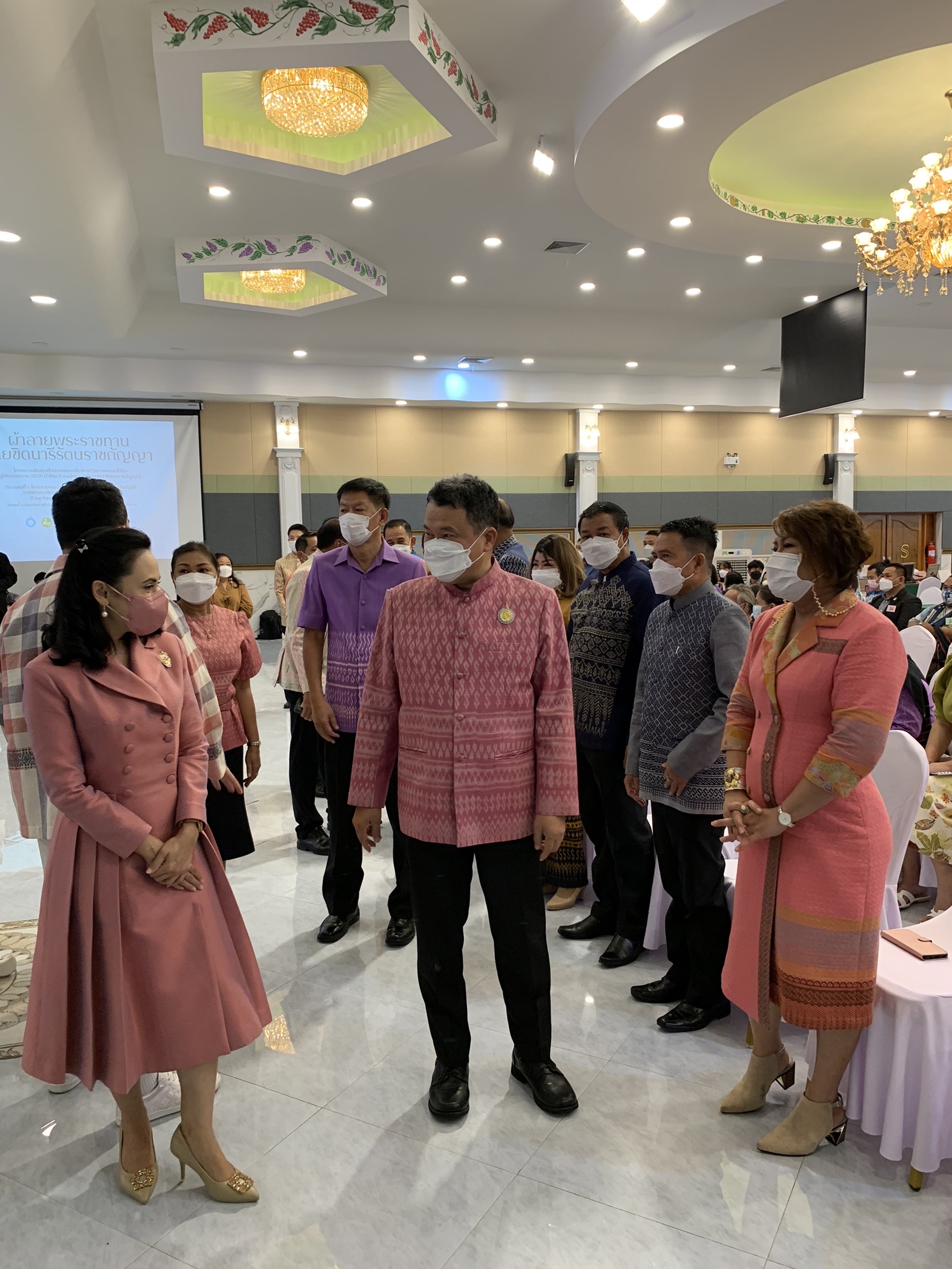 ???130 ปี กระทรวงมหาดไทย ? ฉะเชิงเทรา : แม่น้ำบางปะกงแหล่งชีวิต พระศักดิ์สิทธิ์หลวงพ่อโสธร พระยาศรีสุนทรปราชญ์ภาษาไทย เขาอ่างฤาไนป่าสมบูรณ์ ? ?  ???สพจ .ฉะเชิงเทรา ร่วมโครงการพัฒนาศักยภาพและเพิ่มช่องทางการตลาดให้กับผู้ประกอบการ OTOP ผ้าไทย (Coaching ผ้าขิดลายนารีรัตนราชกัญญา)