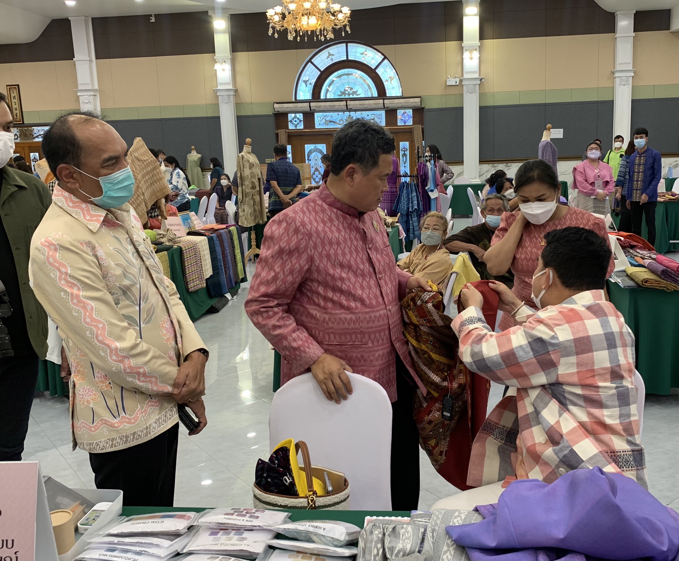 ???130 ปี กระทรวงมหาดไทย ? ฉะเชิงเทรา : แม่น้ำบางปะกงแหล่งชีวิต พระศักดิ์สิทธิ์หลวงพ่อโสธร พระยาศรีสุนทรปราชญ์ภาษาไทย เขาอ่างฤาไนป่าสมบูรณ์ ? ?  ???สพจ .ฉะเชิงเทรา ร่วมโครงการพัฒนาศักยภาพและเพิ่มช่องทางการตลาดให้กับผู้ประกอบการ OTOP ผ้าไทย (Coaching ผ้าขิดลายนารีรัตนราชกัญญา)