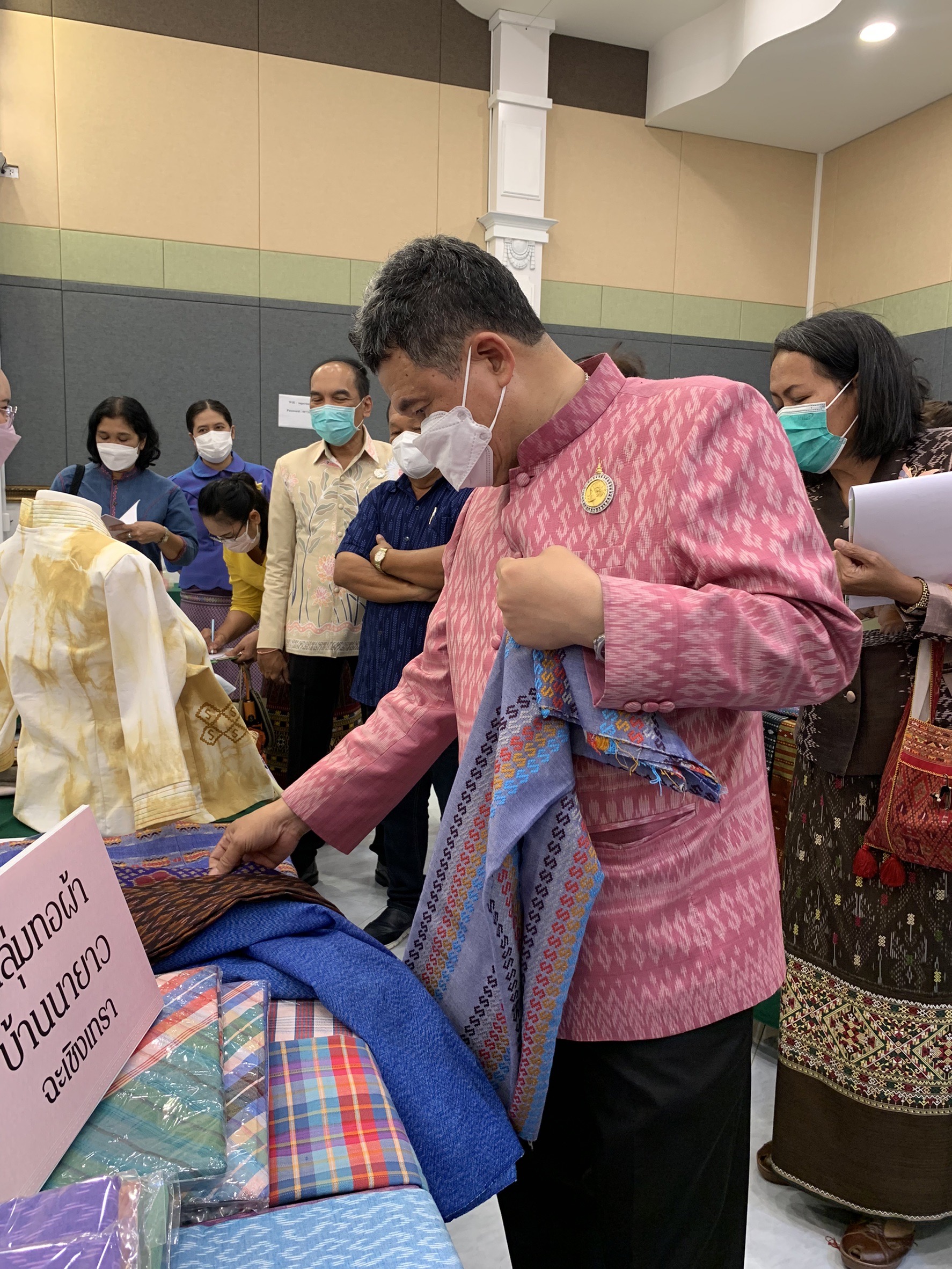 ???130 ปี กระทรวงมหาดไทย ? ฉะเชิงเทรา : แม่น้ำบางปะกงแหล่งชีวิต พระศักดิ์สิทธิ์หลวงพ่อโสธร พระยาศรีสุนทรปราชญ์ภาษาไทย เขาอ่างฤาไนป่าสมบูรณ์ ? ?  ???สพจ .ฉะเชิงเทรา ร่วมโครงการพัฒนาศักยภาพและเพิ่มช่องทางการตลาดให้กับผู้ประกอบการ OTOP ผ้าไทย (Coaching ผ้าขิดลายนารีรัตนราชกัญญา)