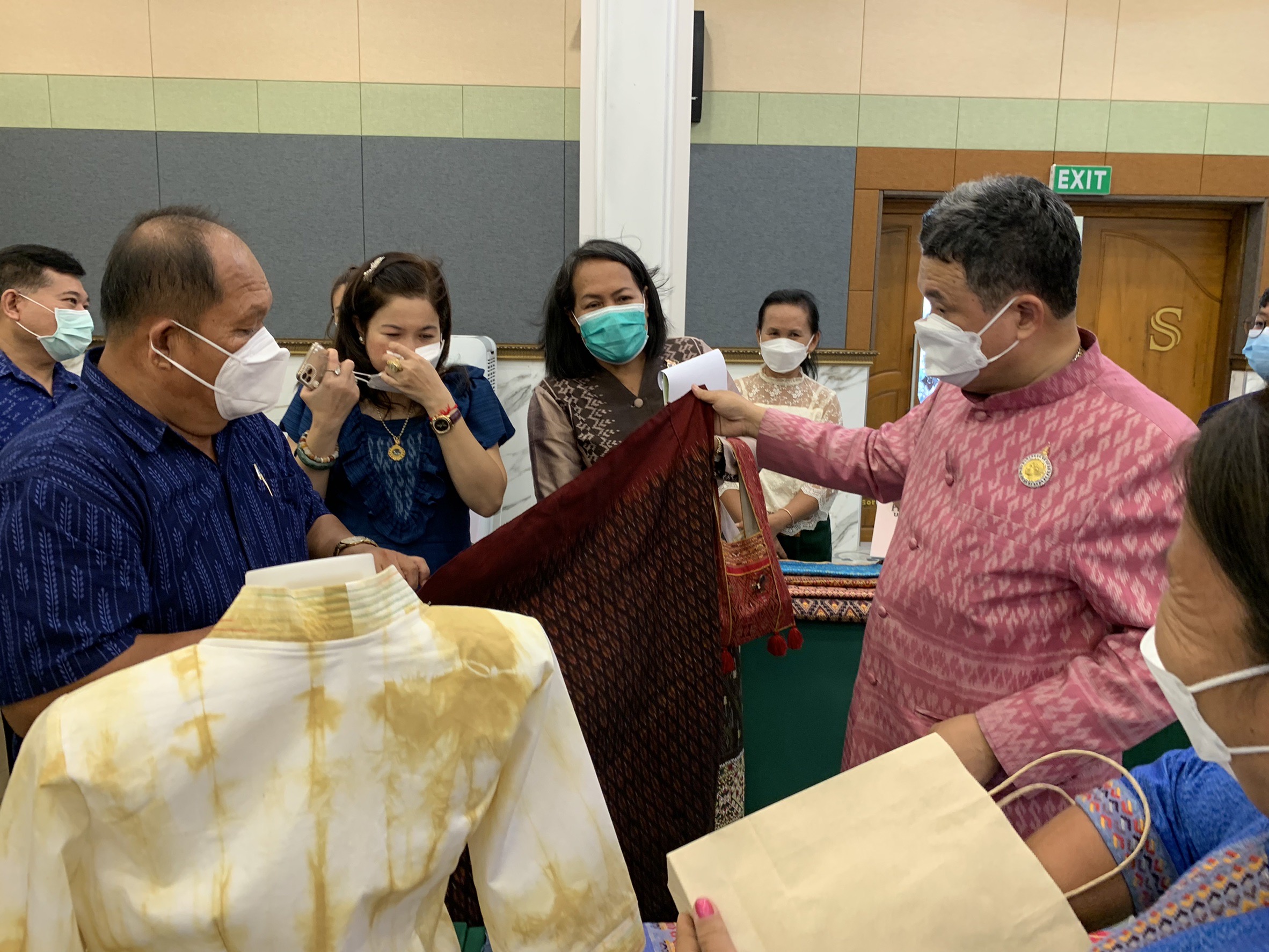 ???130 ปี กระทรวงมหาดไทย ? ฉะเชิงเทรา : แม่น้ำบางปะกงแหล่งชีวิต พระศักดิ์สิทธิ์หลวงพ่อโสธร พระยาศรีสุนทรปราชญ์ภาษาไทย เขาอ่างฤาไนป่าสมบูรณ์ ? ?  ???สพจ .ฉะเชิงเทรา ร่วมโครงการพัฒนาศักยภาพและเพิ่มช่องทางการตลาดให้กับผู้ประกอบการ OTOP ผ้าไทย (Coaching ผ้าขิดลายนารีรัตนราชกัญญา)