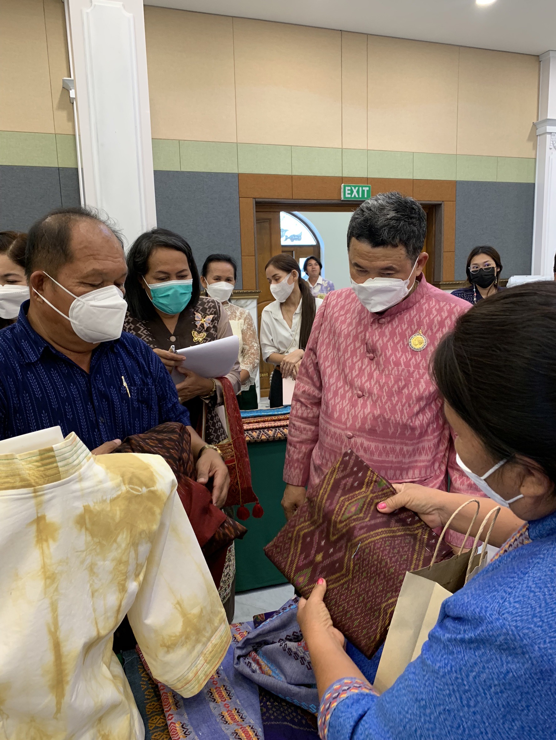 ???130 ปี กระทรวงมหาดไทย ? ฉะเชิงเทรา : แม่น้ำบางปะกงแหล่งชีวิต พระศักดิ์สิทธิ์หลวงพ่อโสธร พระยาศรีสุนทรปราชญ์ภาษาไทย เขาอ่างฤาไนป่าสมบูรณ์ ? ?  ???สพจ .ฉะเชิงเทรา ร่วมโครงการพัฒนาศักยภาพและเพิ่มช่องทางการตลาดให้กับผู้ประกอบการ OTOP ผ้าไทย (Coaching ผ้าขิดลายนารีรัตนราชกัญญา)