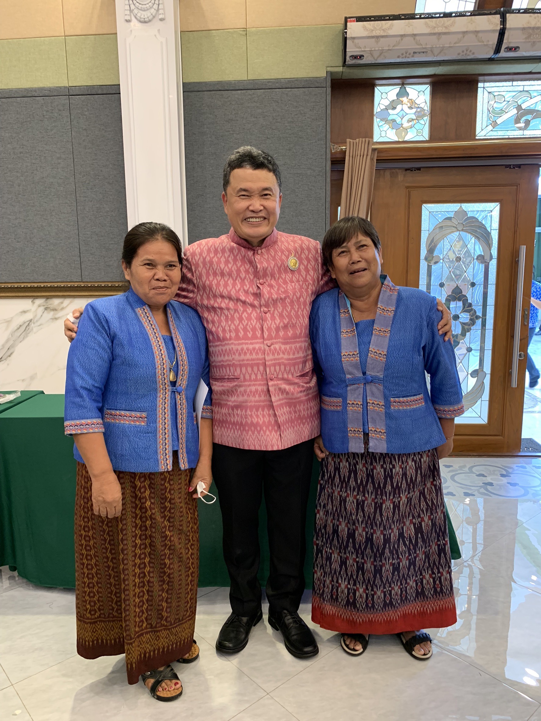 ???130 ปี กระทรวงมหาดไทย ? ฉะเชิงเทรา : แม่น้ำบางปะกงแหล่งชีวิต พระศักดิ์สิทธิ์หลวงพ่อโสธร พระยาศรีสุนทรปราชญ์ภาษาไทย เขาอ่างฤาไนป่าสมบูรณ์ ? ?  ???สพจ .ฉะเชิงเทรา ร่วมโครงการพัฒนาศักยภาพและเพิ่มช่องทางการตลาดให้กับผู้ประกอบการ OTOP ผ้าไทย (Coaching ผ้าขิดลายนารีรัตนราชกัญญา)