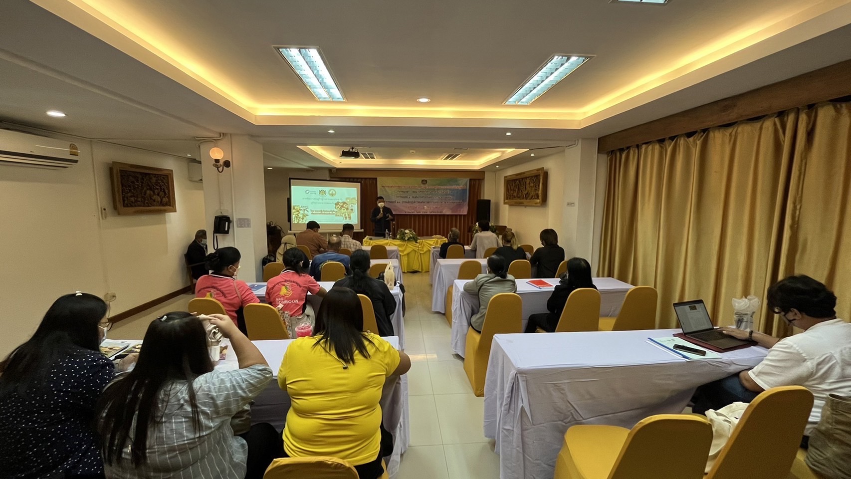 ???พช.ฉะเชิงเทรา ดำเนินโครงการ : ส่งเสริมการพัฒนากลไกและโครงสร้างดูดซับมูลค่าทางเศรษฐกิจและการกระจายรายได้กลับสู่ท้องถิ่น กิจกรรมหลัก : พัฒนาเศรษฐกิจฐานรากด้วยภาคีเครือข่าย กิจกรรมย่อยที่ 2 : ส่งเสริมการสร้างรายได้จากกิจการอาหารปลอดภัย กิจกรรมย่อยที่ 2.1 : ประชุมเชิงปฏิบัติการส่งเสริมการสร้างรายได้จากกิจการอาหารปลอดภัยจังหวัด