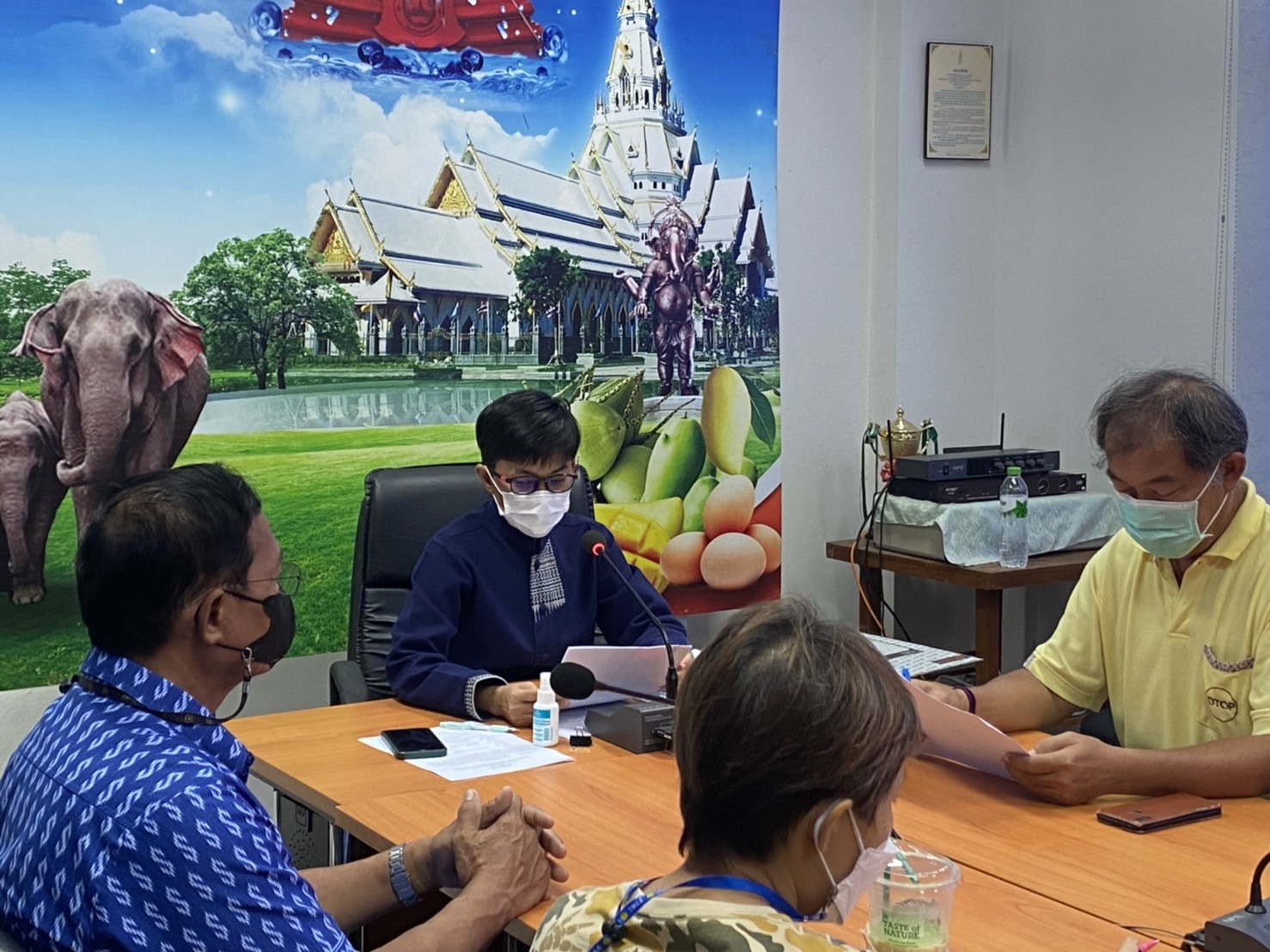 ??พช.ฉะเชิงเทรา ประชุมเตรียมความพร้อมการจัดสรรบูทจำหน่ายสินค้าในงาน OTOP ศิลปาชีพ ประทีปไทย OTOP ก้าวไกลด้วยพระบารมี