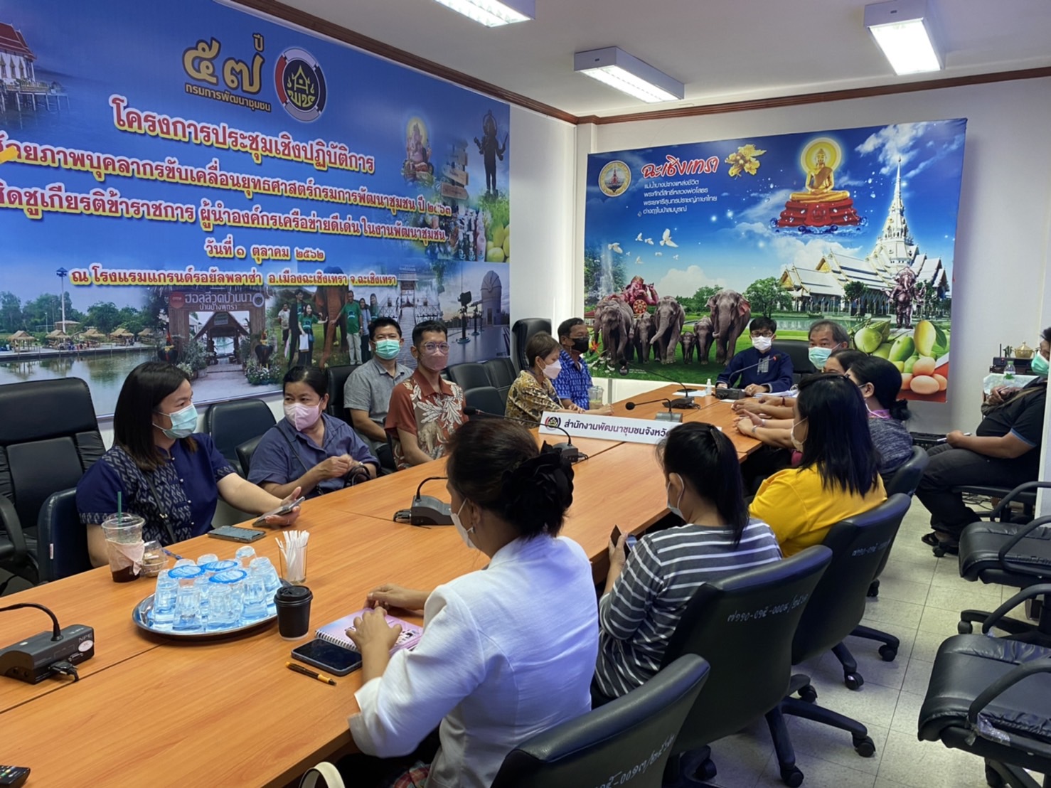 ??พช.ฉะเชิงเทรา ประชุมเตรียมความพร้อมการจัดสรรบูทจำหน่ายสินค้าในงาน OTOP ศิลปาชีพ ประทีปไทย OTOP ก้าวไกลด้วยพระบารมี