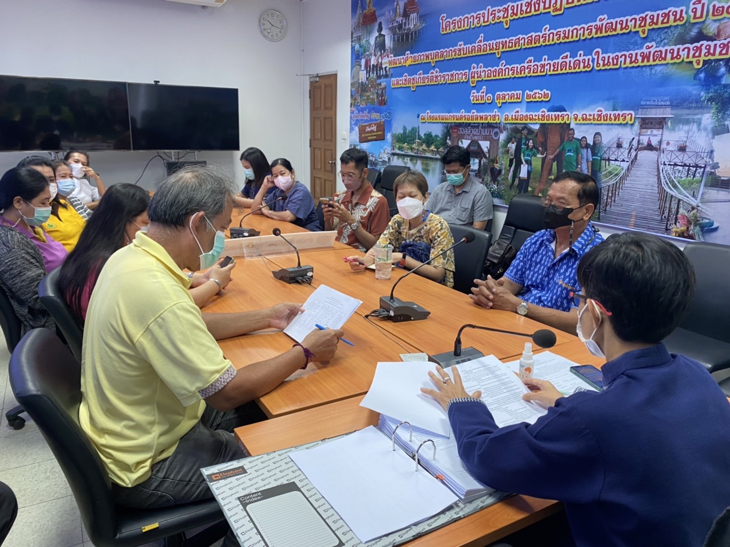 ??พช.ฉะเชิงเทรา ประชุมเตรียมความพร้อมการจัดสรรบูทจำหน่ายสินค้าในงาน OTOP ศิลปาชีพ ประทีปไทย OTOP ก้าวไกลด้วยพระบารมี