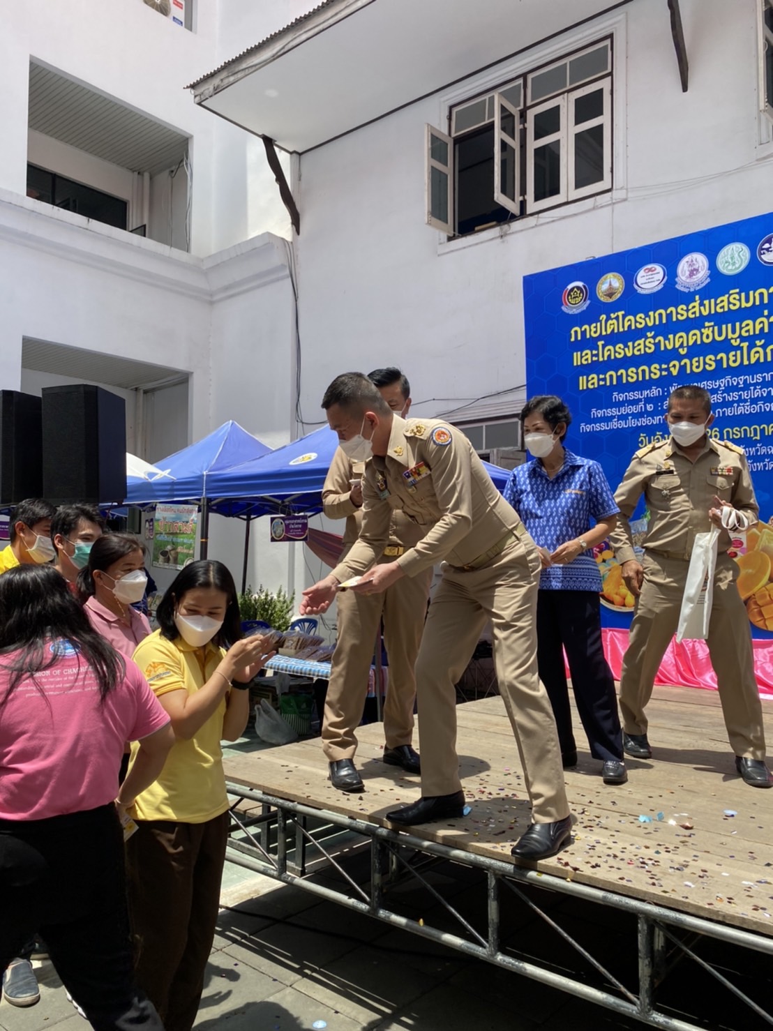 ???พช.ฉะเชิงเทรา จัดกิจกรรมโครงการ : ส่งเสริมการพัฒนากลไกและโครงสร้างดูดซับมูลค่าทางเศรษฐกิจและการกระจายรายได้กลับสู่ท้องถิ่นกิจกรรมหลัก : พัฒนาเศรษฐกิจฐานรากด้วยภาคีเครือข่าย กิจกรรมย่อยที่ 2 : ส่งเสริมการสร้างรายได้จากกิจการอาหารปลอดภัย กิจกรรมเชื่อมโยงช่องทางการตลาด ภายใต้ชื่อกิจกรรม “ตลาดนัดศาลากลาง”