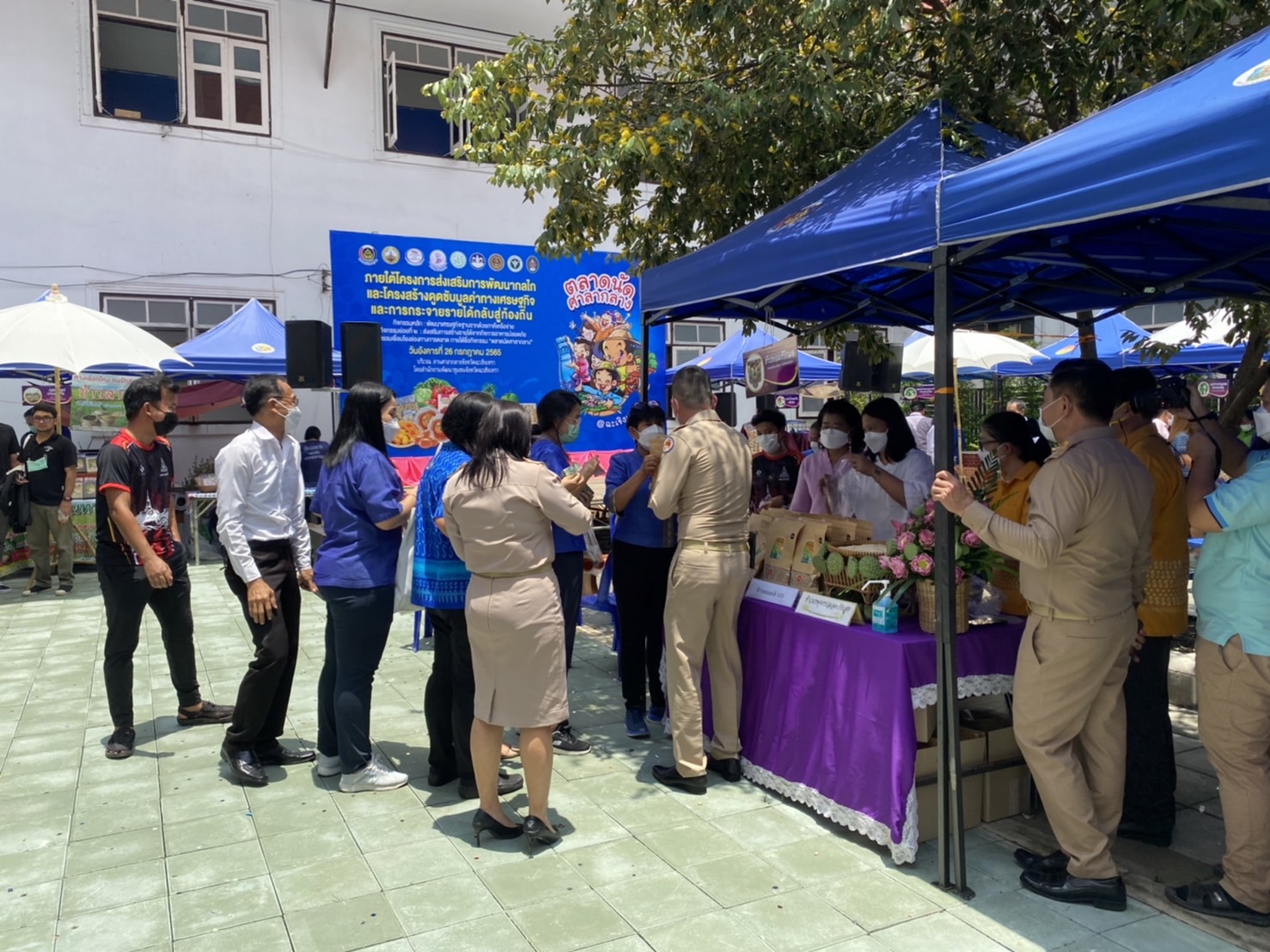 ???พช.ฉะเชิงเทรา จัดกิจกรรมโครงการ : ส่งเสริมการพัฒนากลไกและโครงสร้างดูดซับมูลค่าทางเศรษฐกิจและการกระจายรายได้กลับสู่ท้องถิ่นกิจกรรมหลัก : พัฒนาเศรษฐกิจฐานรากด้วยภาคีเครือข่าย กิจกรรมย่อยที่ 2 : ส่งเสริมการสร้างรายได้จากกิจการอาหารปลอดภัย กิจกรรมเชื่อมโยงช่องทางการตลาด ภายใต้ชื่อกิจกรรม “ตลาดนัดศาลากลาง”