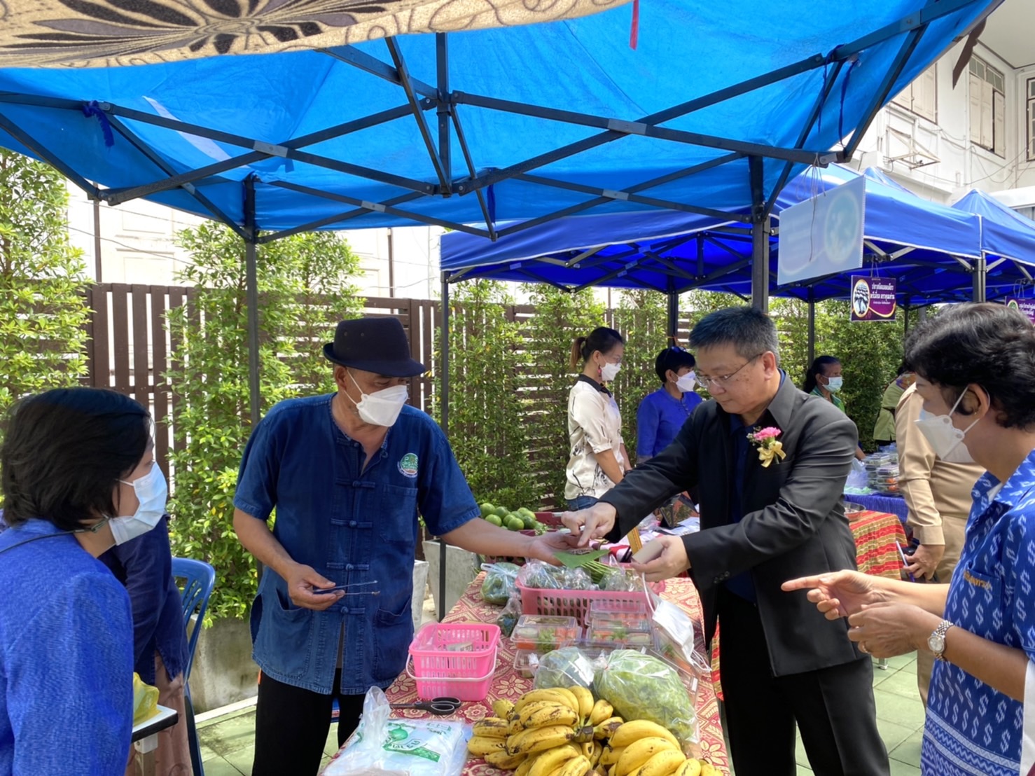 ???พช.ฉะเชิงเทรา จัดกิจกรรมโครงการ : ส่งเสริมการพัฒนากลไกและโครงสร้างดูดซับมูลค่าทางเศรษฐกิจและการกระจายรายได้กลับสู่ท้องถิ่นกิจกรรมหลัก : พัฒนาเศรษฐกิจฐานรากด้วยภาคีเครือข่าย กิจกรรมย่อยที่ 2 : ส่งเสริมการสร้างรายได้จากกิจการอาหารปลอดภัย กิจกรรมเชื่อมโยงช่องทางการตลาด ภายใต้ชื่อกิจกรรม “ตลาดนัดศาลากลาง”