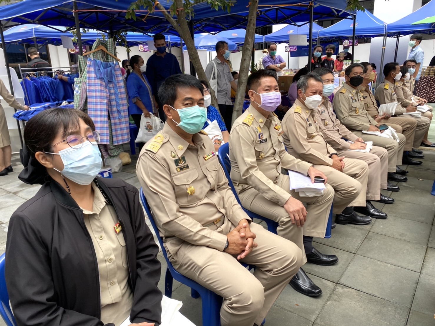 ???พช.ฉะเชิงเทรา จัดกิจกรรมโครงการ : ส่งเสริมการพัฒนากลไกและโครงสร้างดูดซับมูลค่าทางเศรษฐกิจและการกระจายรายได้กลับสู่ท้องถิ่นกิจกรรมหลัก : พัฒนาเศรษฐกิจฐานรากด้วยภาคีเครือข่าย กิจกรรมย่อยที่ 2 : ส่งเสริมการสร้างรายได้จากกิจการอาหารปลอดภัย กิจกรรมเชื่อมโยงช่องทางการตลาด ภายใต้ชื่อกิจกรรม “ตลาดนัดศาลากลาง”