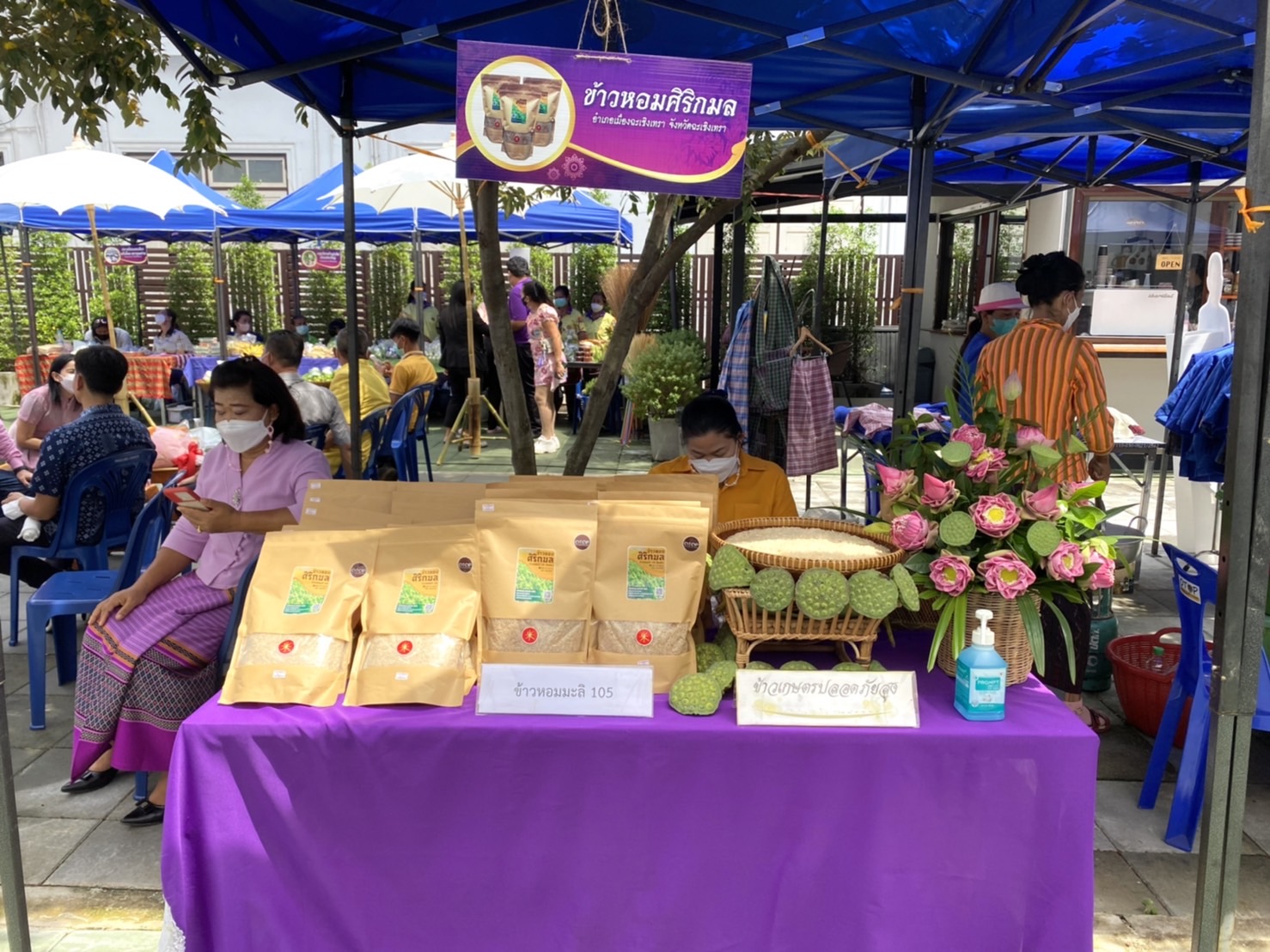 ???พช.ฉะเชิงเทรา จัดกิจกรรมโครงการ : ส่งเสริมการพัฒนากลไกและโครงสร้างดูดซับมูลค่าทางเศรษฐกิจและการกระจายรายได้กลับสู่ท้องถิ่นกิจกรรมหลัก : พัฒนาเศรษฐกิจฐานรากด้วยภาคีเครือข่าย กิจกรรมย่อยที่ 2 : ส่งเสริมการสร้างรายได้จากกิจการอาหารปลอดภัย กิจกรรมเชื่อมโยงช่องทางการตลาด ภายใต้ชื่อกิจกรรม “ตลาดนัดศาลากลาง”