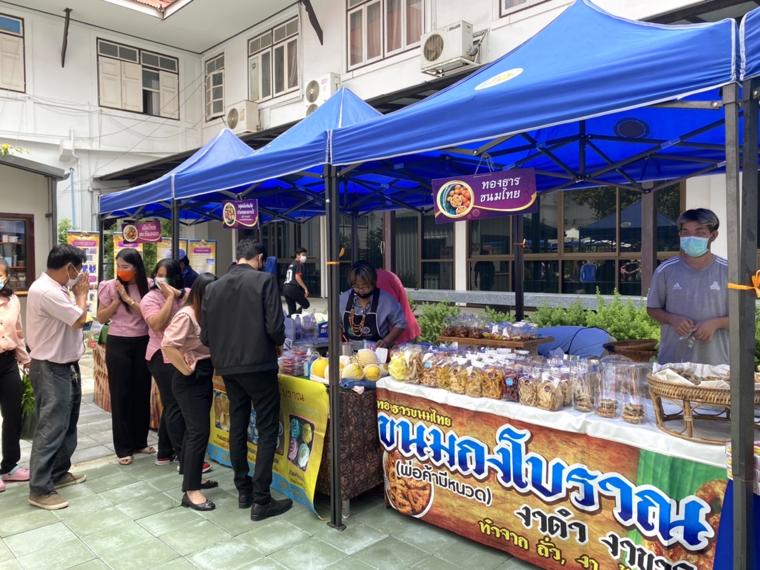 ???พช.ฉะเชิงเทรา จัดกิจกรรมโครงการ : ส่งเสริมการพัฒนากลไกและโครงสร้างดูดซับมูลค่าทางเศรษฐกิจและการกระจายรายได้กลับสู่ท้องถิ่นกิจกรรมหลัก : พัฒนาเศรษฐกิจฐานรากด้วยภาคีเครือข่าย กิจกรรมย่อยที่ 2 : ส่งเสริมการสร้างรายได้จากกิจการอาหารปลอดภัย กิจกรรมเชื่อมโยงช่องทางการตลาด ภายใต้ชื่อกิจกรรม “ตลาดนัดศาลากลาง”