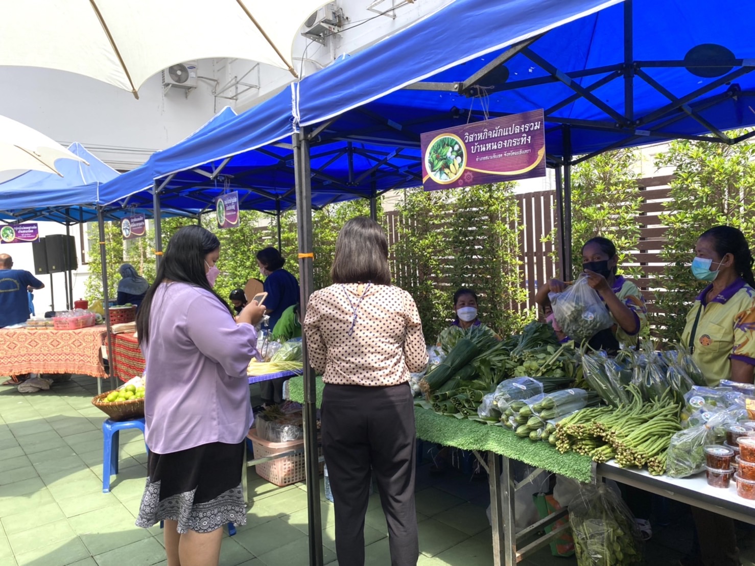 ???พช.ฉะเชิงเทรา จัดกิจกรรมโครงการ : ส่งเสริมการพัฒนากลไกและโครงสร้างดูดซับมูลค่าทางเศรษฐกิจและการกระจายรายได้กลับสู่ท้องถิ่นกิจกรรมหลัก : พัฒนาเศรษฐกิจฐานรากด้วยภาคีเครือข่าย กิจกรรมย่อยที่ 2 : ส่งเสริมการสร้างรายได้จากกิจการอาหารปลอดภัย กิจกรรมเชื่อมโยงช่องทางการตลาด ภายใต้ชื่อกิจกรรม “ตลาดนัดศาลากลาง”