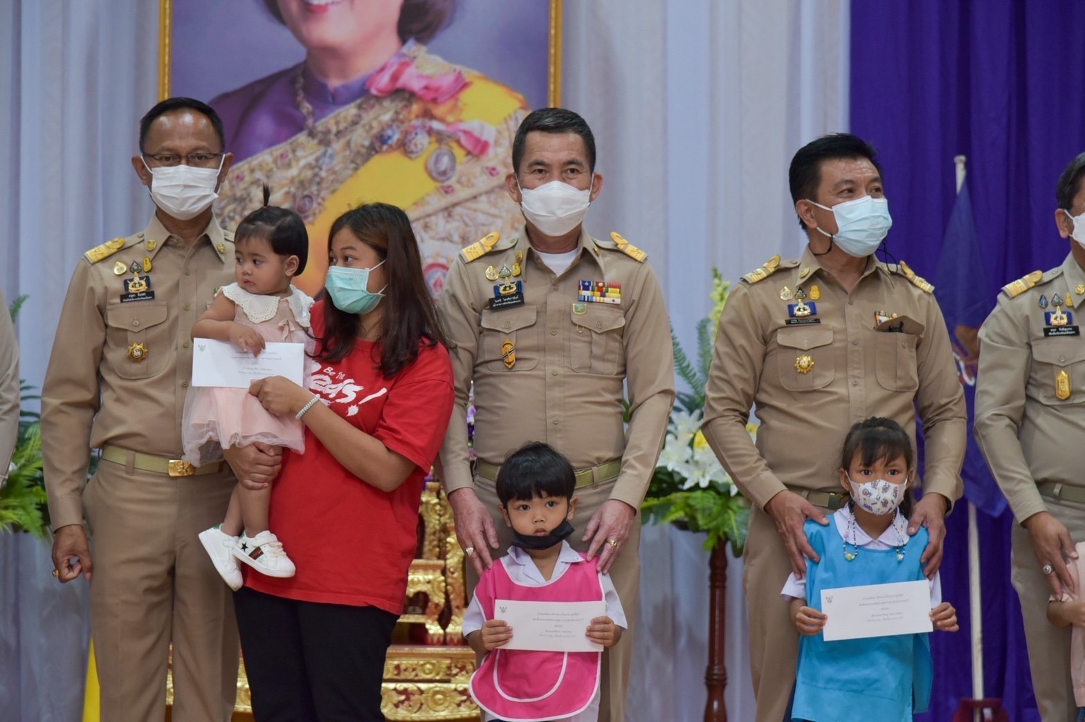 ???‍?‍?‍?ผู้ว่าราชการจังหวัดฉะเชิงเทรา มอบทุนกองทุนพัฒนาเด็กชนบทในพระราชูปถัมภ์สมเด็จพระเทพรัตนราชสุดาฯ สยามบรมราชกุมารี แก่เด็กยากจนและด้อยโอกาส