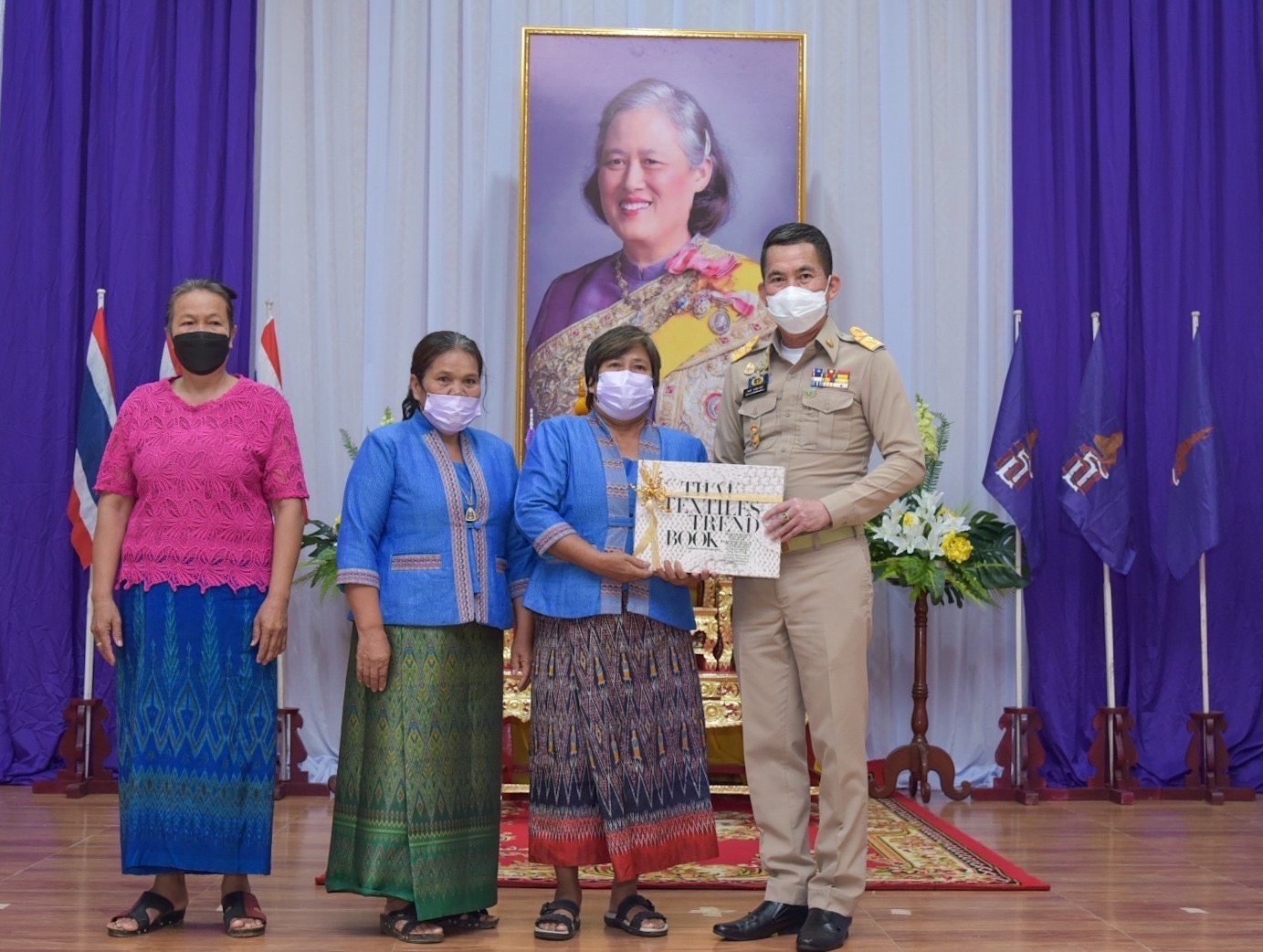 ???‍?‍?‍?ผู้ว่าราชการจังหวัดฉะเชิงเทรา มอบทุนกองทุนพัฒนาเด็กชนบทในพระราชูปถัมภ์สมเด็จพระเทพรัตนราชสุดาฯ สยามบรมราชกุมารี แก่เด็กยากจนและด้อยโอกาส