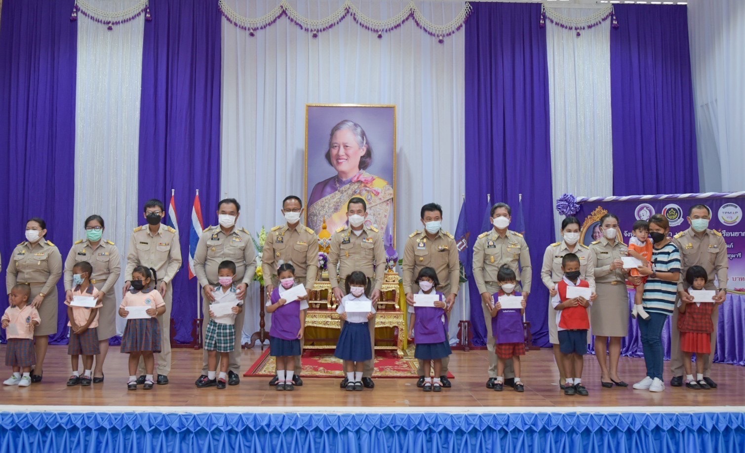 ???‍?‍?‍?ผู้ว่าราชการจังหวัดฉะเชิงเทรา มอบทุนกองทุนพัฒนาเด็กชนบทในพระราชูปถัมภ์สมเด็จพระเทพรัตนราชสุดาฯ สยามบรมราชกุมารี แก่เด็กยากจนและด้อยโอกาส