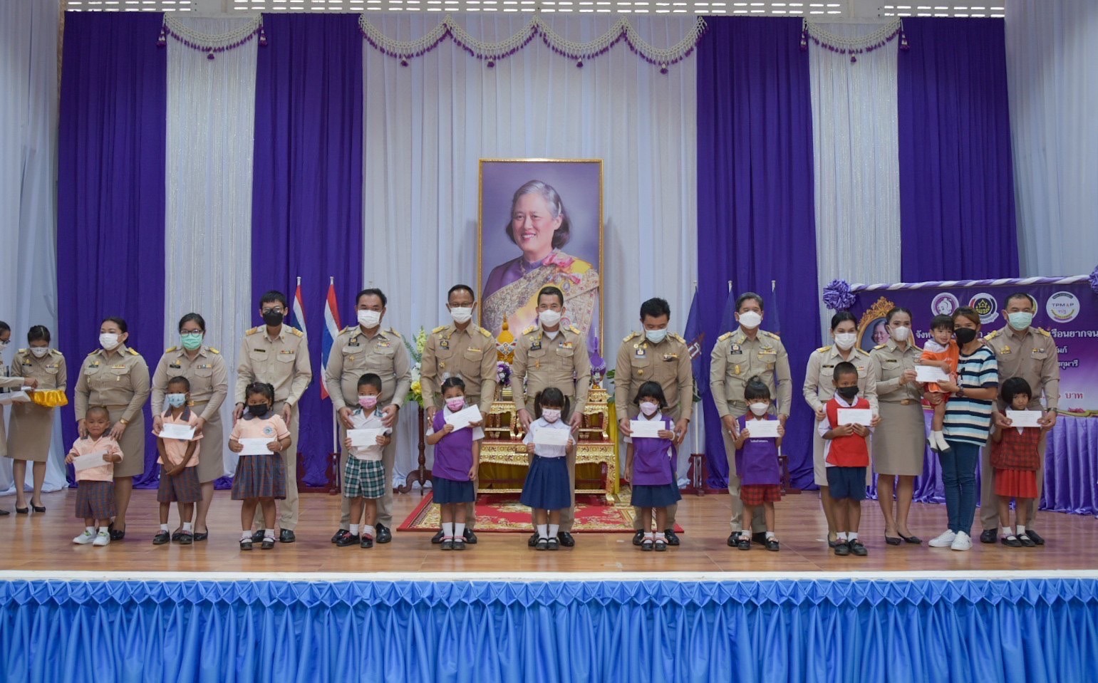 ???‍?‍?‍?ผู้ว่าราชการจังหวัดฉะเชิงเทรา มอบทุนกองทุนพัฒนาเด็กชนบทในพระราชูปถัมภ์สมเด็จพระเทพรัตนราชสุดาฯ สยามบรมราชกุมารี แก่เด็กยากจนและด้อยโอกาส