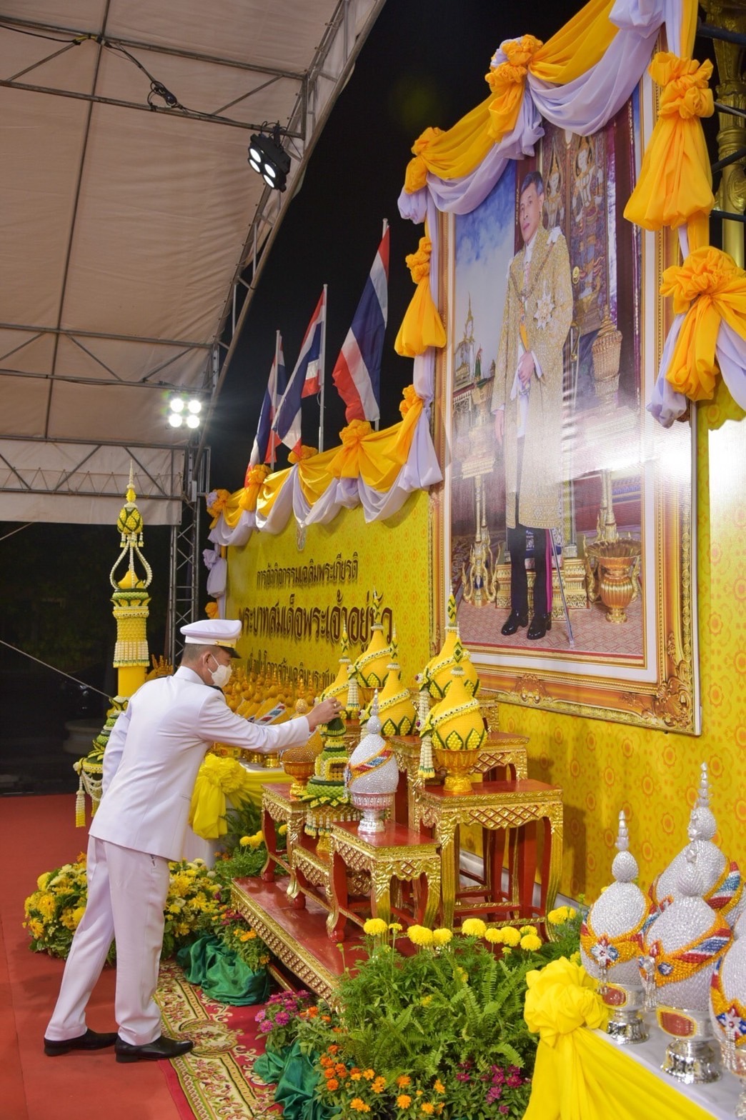 ???พช.ฉะเชิงเทรา ร่วมพิธีถวายเครื่องราชสักการะ และจุดเทียนถวายพระพรชัยมงคลพระบาทสมเด็จพระเจ้าอยู่หัว เนื่องในโอกาสวันเฉลิมพระชนมพรรษา 28 กรกฎาคม 2565