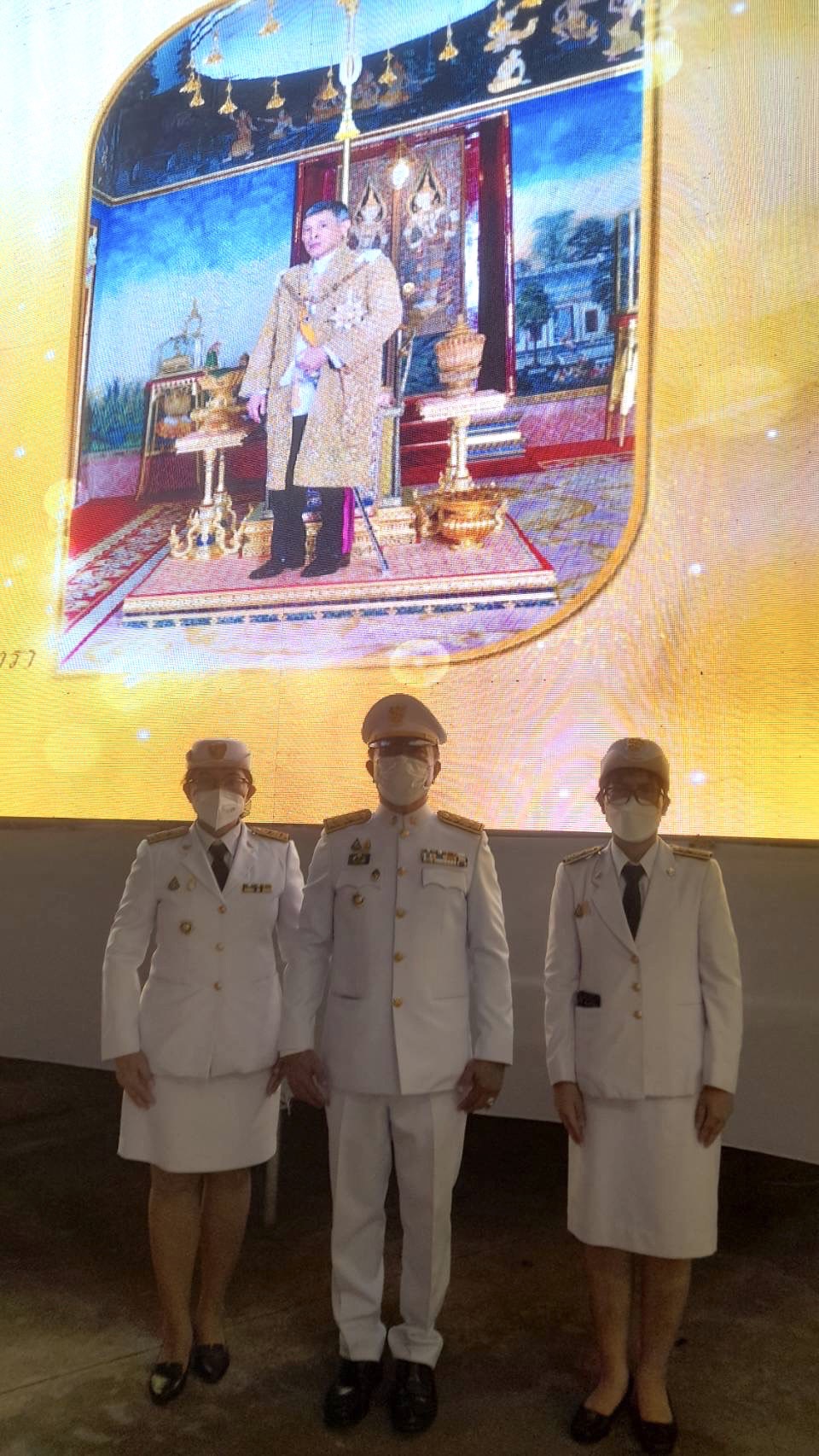 ???พช.ฉะเชิงเทรา ร่วมพิธีถวายเครื่องราชสักการะ และจุดเทียนถวายพระพรชัยมงคลพระบาทสมเด็จพระเจ้าอยู่หัว เนื่องในโอกาสวันเฉลิมพระชนมพรรษา 28 กรกฎาคม 2565