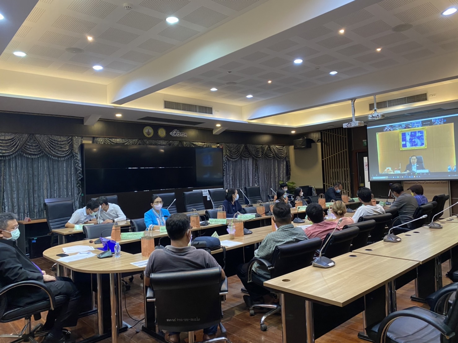 ???130 ปี กระทรวงมหาดไทย ? ฉะเชิงเทรา :แม่น้ำบางปะกงแหล่งชีวิต พระศักดิ์สิทธิ์หลวงพ่อโสธร พระยาศรีสุนทรปราชญ์ภาษาไทย เขาอ่างฤาไนป่าสมบูรณ์ ? ? ???พช. ฉะเชิงเทรา ร่วมประชุมติดตามผลการดำเนินงานพื้นที่โครงการบริหารจัดการอย่างยั่งยืน ผ่านระบบ Video Conference