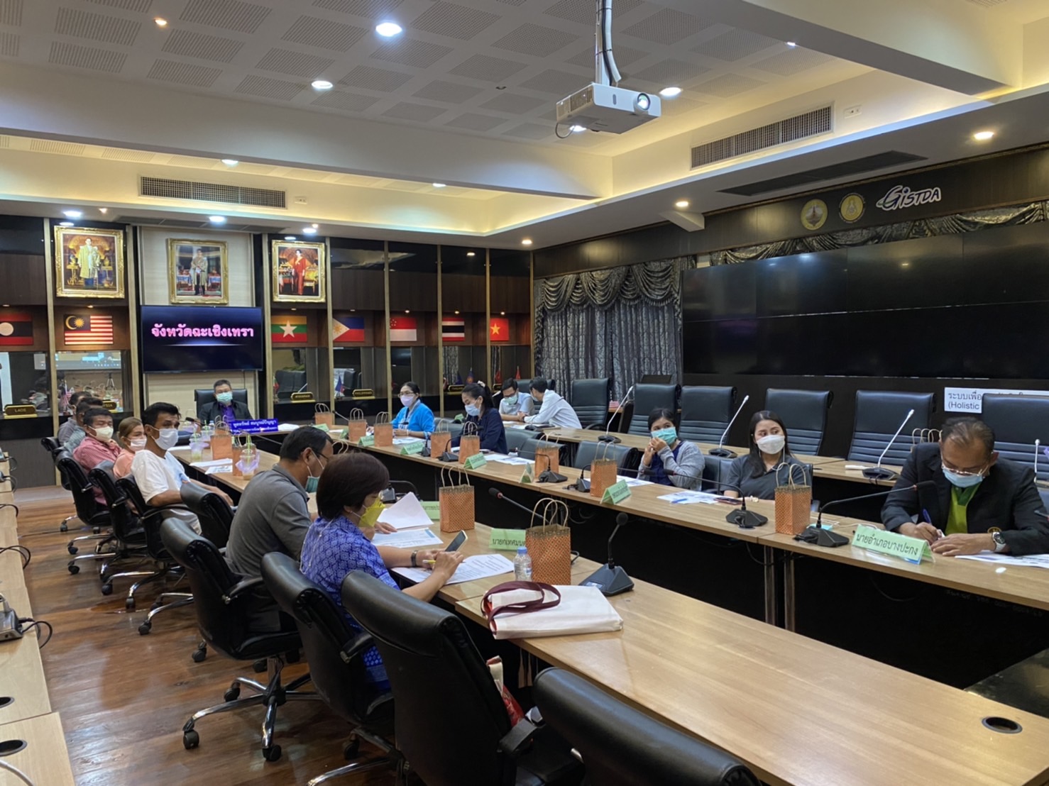 ???130 ปี กระทรวงมหาดไทย ? ฉะเชิงเทรา :แม่น้ำบางปะกงแหล่งชีวิต พระศักดิ์สิทธิ์หลวงพ่อโสธร พระยาศรีสุนทรปราชญ์ภาษาไทย เขาอ่างฤาไนป่าสมบูรณ์ ? ? ???พช. ฉะเชิงเทรา ร่วมประชุมติดตามผลการดำเนินงานพื้นที่โครงการบริหารจัดการอย่างยั่งยืน ผ่านระบบ Video Conference