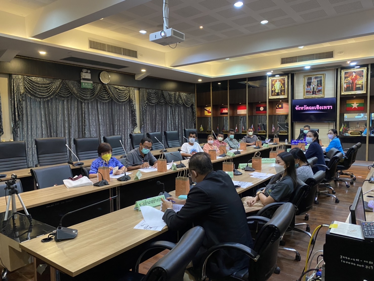 ???130 ปี กระทรวงมหาดไทย ? ฉะเชิงเทรา :แม่น้ำบางปะกงแหล่งชีวิต พระศักดิ์สิทธิ์หลวงพ่อโสธร พระยาศรีสุนทรปราชญ์ภาษาไทย เขาอ่างฤาไนป่าสมบูรณ์ ? ? ???พช. ฉะเชิงเทรา ร่วมประชุมติดตามผลการดำเนินงานพื้นที่โครงการบริหารจัดการอย่างยั่งยืน ผ่านระบบ Video Conference