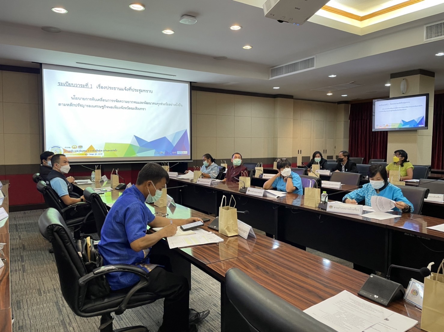 ???130 ปี กระทรวงมหาดไทย ? ฉะเชิงเทรา :แม่น้ำบางปะกงแหล่งชีวิต พระศักดิ์สิทธิ์หลวงพ่อโสธร พระยาศรีสุนทรปราชญ์ภาษาไทย เขาอ่างฤาไนป่าสมบูรณ์ ? ? ???พช. ฉะเชิงเทรา ประชุมคณะกรรมการบริหารศูนย์อำนวยการขจัดความยากจนและพัฒนาคนทุกช่วงวัยอย่างยั่งยืนตามหลักปรัชญาของเศรษฐกิจพอเพียงระดับจังหวัด (ศจพ.จ) ครั้งที่ 3/2565