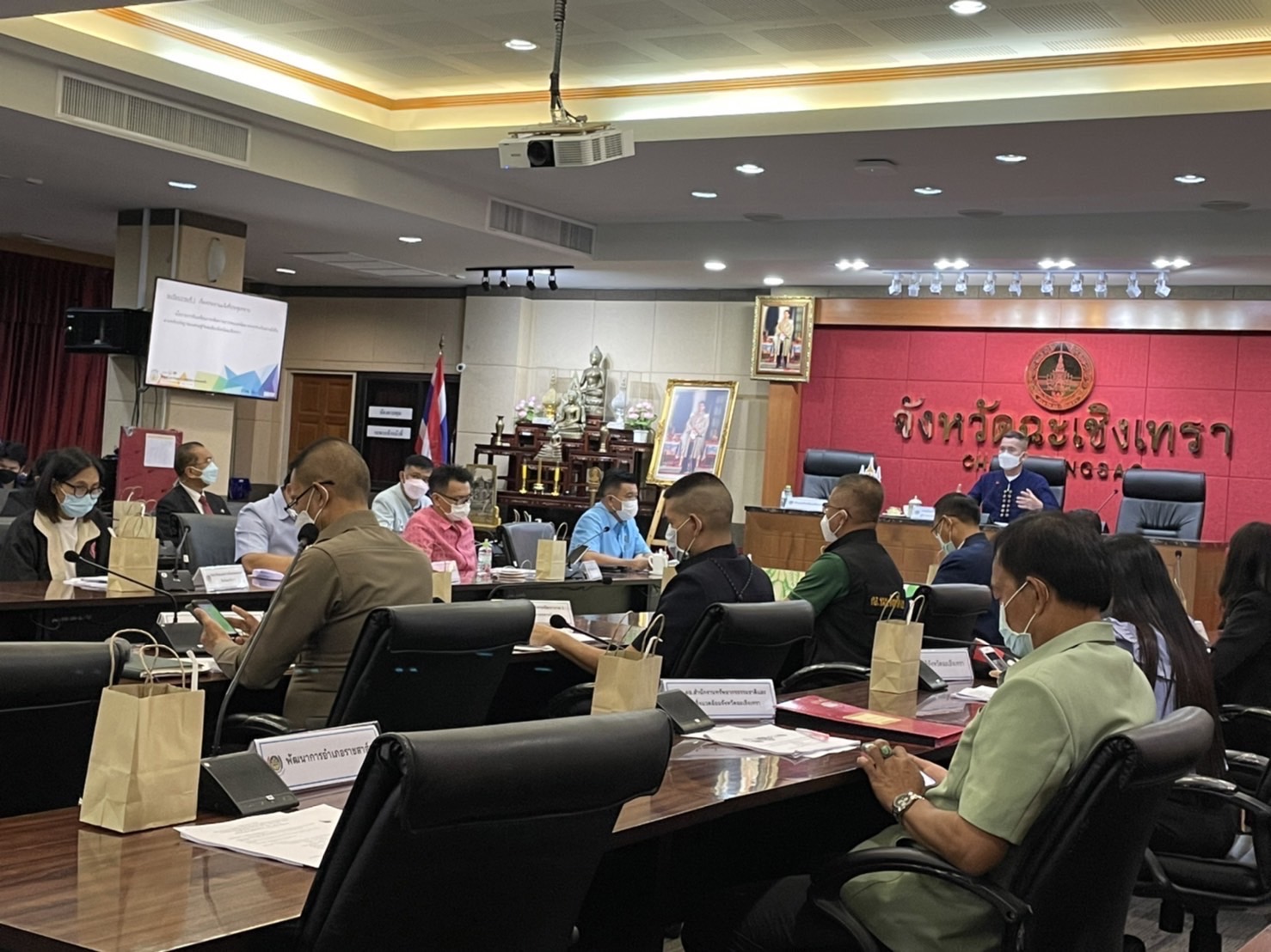 ???130 ปี กระทรวงมหาดไทย ? ฉะเชิงเทรา :แม่น้ำบางปะกงแหล่งชีวิต พระศักดิ์สิทธิ์หลวงพ่อโสธร พระยาศรีสุนทรปราชญ์ภาษาไทย เขาอ่างฤาไนป่าสมบูรณ์ ? ? ???พช. ฉะเชิงเทรา ประชุมคณะกรรมการบริหารศูนย์อำนวยการขจัดความยากจนและพัฒนาคนทุกช่วงวัยอย่างยั่งยืนตามหลักปรัชญาของเศรษฐกิจพอเพียงระดับจังหวัด (ศจพ.จ) ครั้งที่ 3/2565