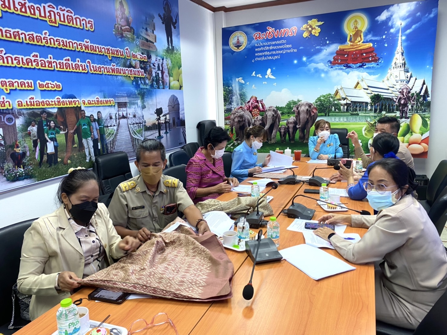 ???130 ปี กระทรวงมหาดไทย ? ฉะเชิงเทรา :แม่น้ำบางปะกงแหล่งชีวิต พระศักดิ์สิทธิ์หลวงพ่อโสธร พระยาศรีสุนทรปราชญ์ภาษาไทย เขาอ่างฤาไนป่าสมบูรณ์ ? ? ???พช. ฉะเชิงเทรา ประชุมคณะกรรมการประกวดลายผ้าพระราชทาน “ผ้าขิดลายนารีรัตนราชกัญญา” จังหวัดฉะเชิงเทรา ครั้งที่ 1/2565