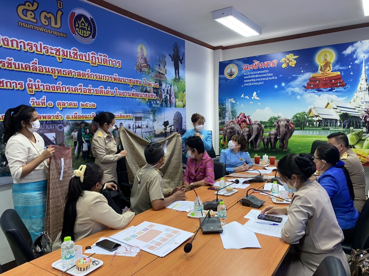 ???130 ปี กระทรวงมหาดไทย ? ฉะเชิงเทรา :แม่น้ำบางปะกงแหล่งชีวิต พระศักดิ์สิทธิ์หลวงพ่อโสธร พระยาศรีสุนทรปราชญ์ภาษาไทย เขาอ่างฤาไนป่าสมบูรณ์ ? ? ???พช. ฉะเชิงเทรา ประชุมคณะกรรมการประกวดลายผ้าพระราชทาน “ผ้าขิดลายนารีรัตนราชกัญญา” จังหวัดฉะเชิงเทรา ครั้งที่ 1/2565