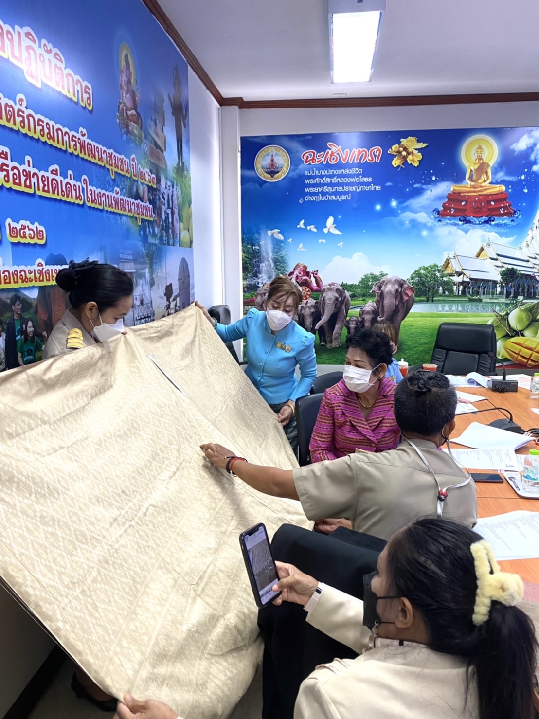 ???130 ปี กระทรวงมหาดไทย ? ฉะเชิงเทรา :แม่น้ำบางปะกงแหล่งชีวิต พระศักดิ์สิทธิ์หลวงพ่อโสธร พระยาศรีสุนทรปราชญ์ภาษาไทย เขาอ่างฤาไนป่าสมบูรณ์ ? ? ???พช. ฉะเชิงเทรา ประชุมคณะกรรมการประกวดลายผ้าพระราชทาน “ผ้าขิดลายนารีรัตนราชกัญญา” จังหวัดฉะเชิงเทรา ครั้งที่ 1/2565