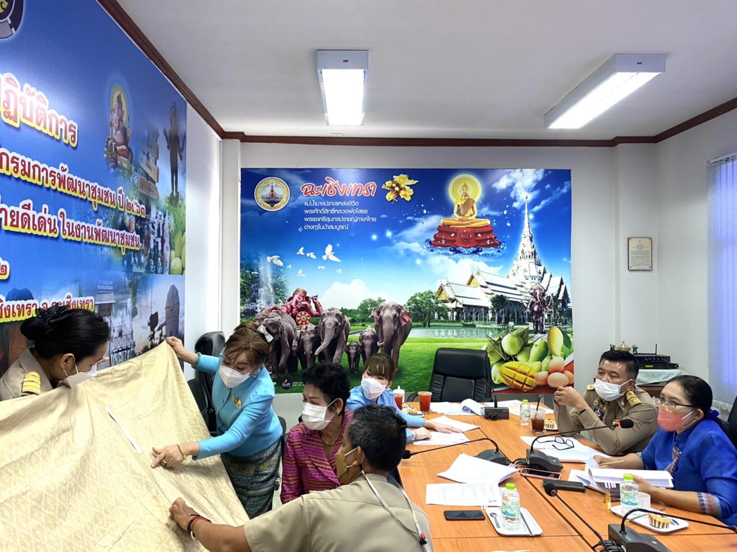 ???130 ปี กระทรวงมหาดไทย ? ฉะเชิงเทรา :แม่น้ำบางปะกงแหล่งชีวิต พระศักดิ์สิทธิ์หลวงพ่อโสธร พระยาศรีสุนทรปราชญ์ภาษาไทย เขาอ่างฤาไนป่าสมบูรณ์ ? ? ???พช. ฉะเชิงเทรา ประชุมคณะกรรมการประกวดลายผ้าพระราชทาน “ผ้าขิดลายนารีรัตนราชกัญญา” จังหวัดฉะเชิงเทรา ครั้งที่ 1/2565