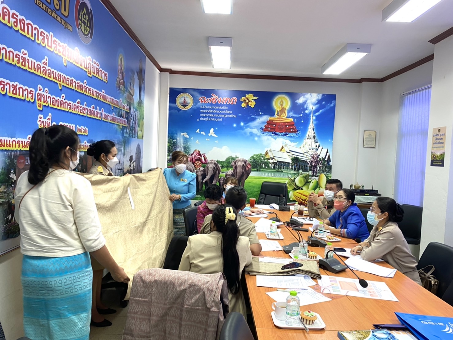 ???130 ปี กระทรวงมหาดไทย ? ฉะเชิงเทรา :แม่น้ำบางปะกงแหล่งชีวิต พระศักดิ์สิทธิ์หลวงพ่อโสธร พระยาศรีสุนทรปราชญ์ภาษาไทย เขาอ่างฤาไนป่าสมบูรณ์ ? ? ???พช. ฉะเชิงเทรา ประชุมคณะกรรมการประกวดลายผ้าพระราชทาน “ผ้าขิดลายนารีรัตนราชกัญญา” จังหวัดฉะเชิงเทรา ครั้งที่ 1/2565