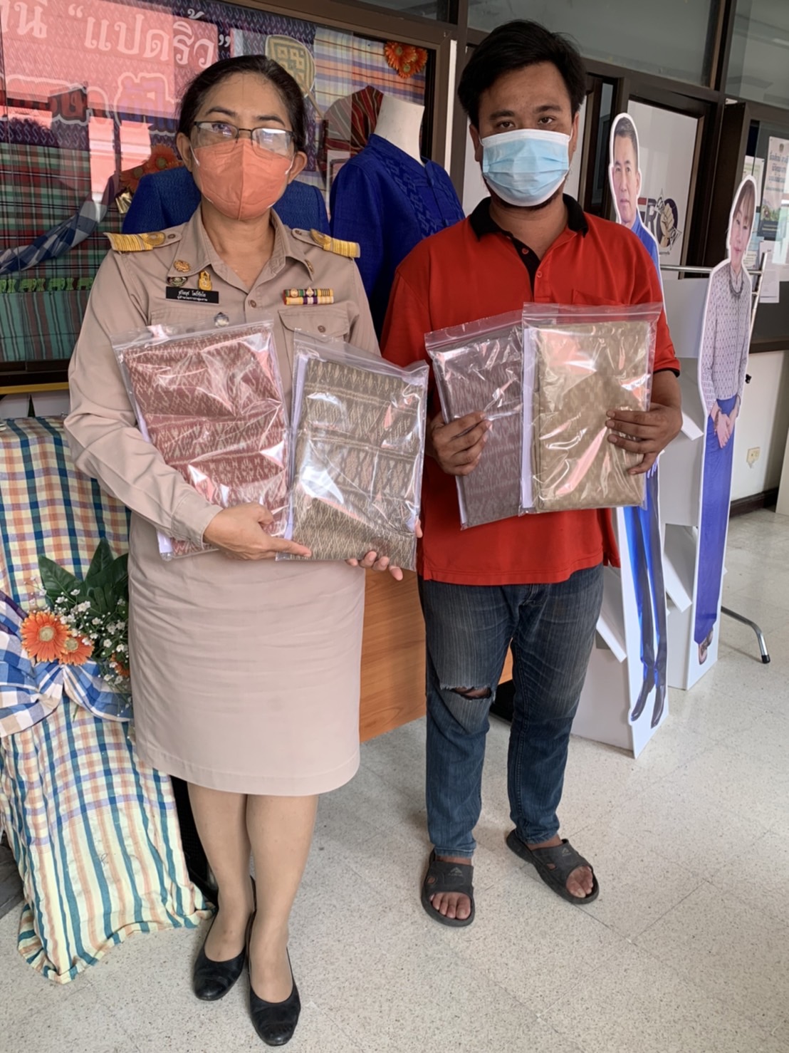 ???130 ปี กระทรวงมหาดไทย ? ฉะเชิงเทรา :แม่น้ำบางปะกงแหล่งชีวิต พระศักดิ์สิทธิ์หลวงพ่อโสธร พระยาศรีสุนทรปราชญ์ภาษาไทย เขาอ่างฤาไนป่าสมบูรณ์ ? ? ???พช. ฉะเชิงเทรา ส่งมอบผ้าเข้าร่วมการประกวดลายผ้าพระราชทาน “ผ้าขิดลายนารีรัตนราชกัญญา”