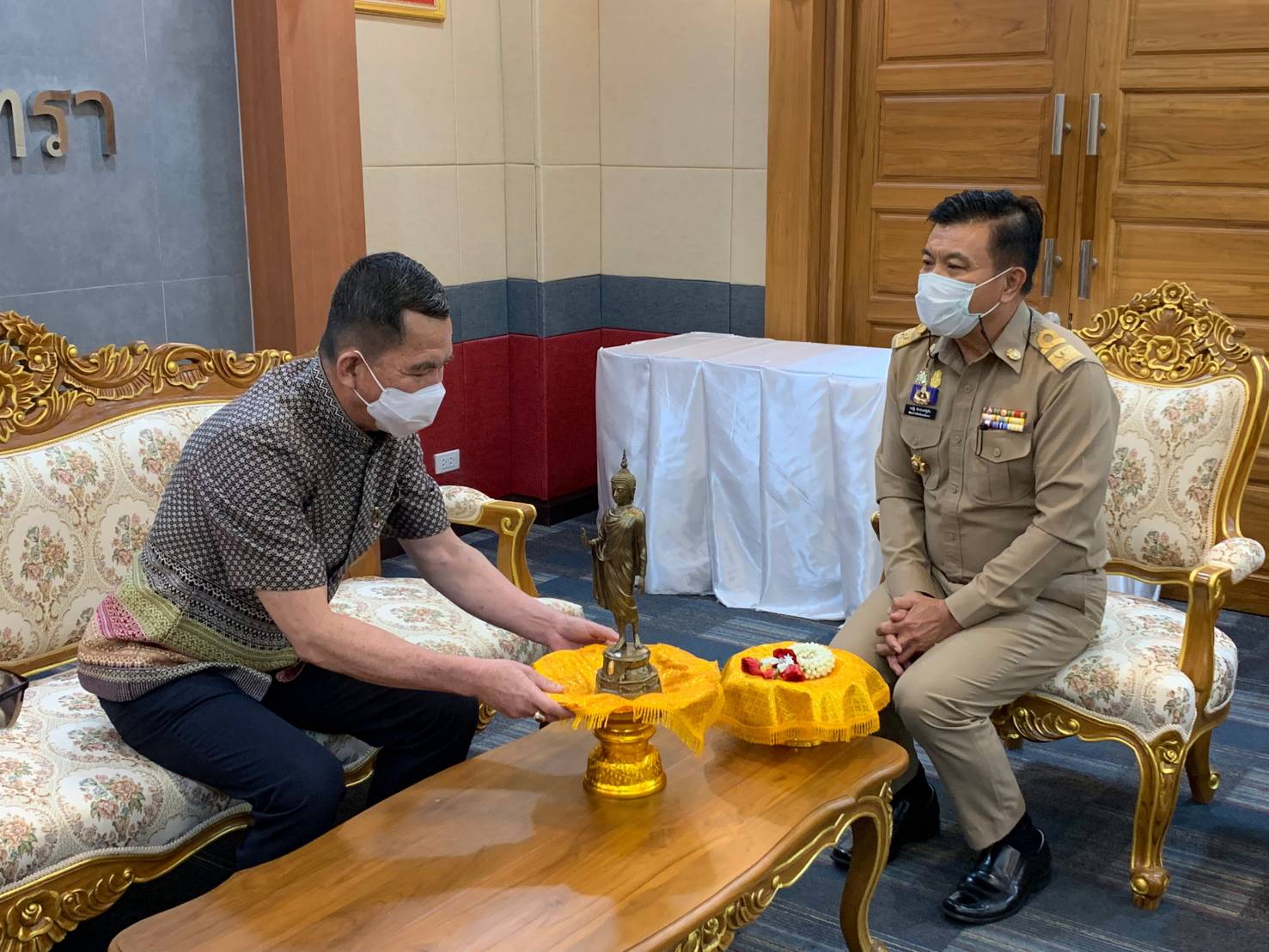 ???130 ปี กระทรวงมหาดไทย ? ฉะเชิงเทรา :แม่น้ำบางปะกงแหล่งชีวิต พระศักดิ์สิทธิ์หลวงพ่อโสธร พระยาศรีสุนทรปราชญ์ภาษาไทย เขาอ่างฤาไนป่าสมบูรณ์ ? ? ?พช.ฉะเชิงเทรา เข้าแสดงมุทิตาจิต ผู้ว่าราชการจังหวัด และรองผู้ว่าราชการจังหวัด ในโอกาสเกษียณอายุราชการ