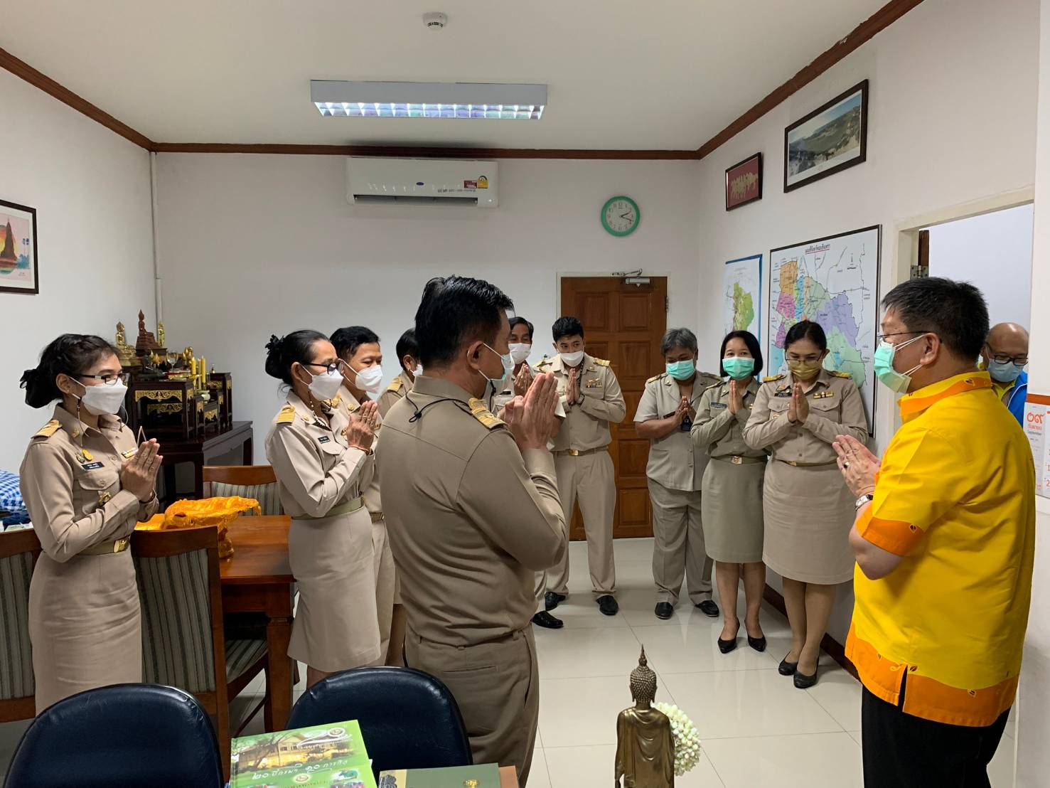 ???130 ปี กระทรวงมหาดไทย ? ฉะเชิงเทรา :แม่น้ำบางปะกงแหล่งชีวิต พระศักดิ์สิทธิ์หลวงพ่อโสธร พระยาศรีสุนทรปราชญ์ภาษาไทย เขาอ่างฤาไนป่าสมบูรณ์ ? ? ?พช.ฉะเชิงเทรา เข้าแสดงมุทิตาจิต ผู้ว่าราชการจังหวัด และรองผู้ว่าราชการจังหวัด ในโอกาสเกษียณอายุราชการ