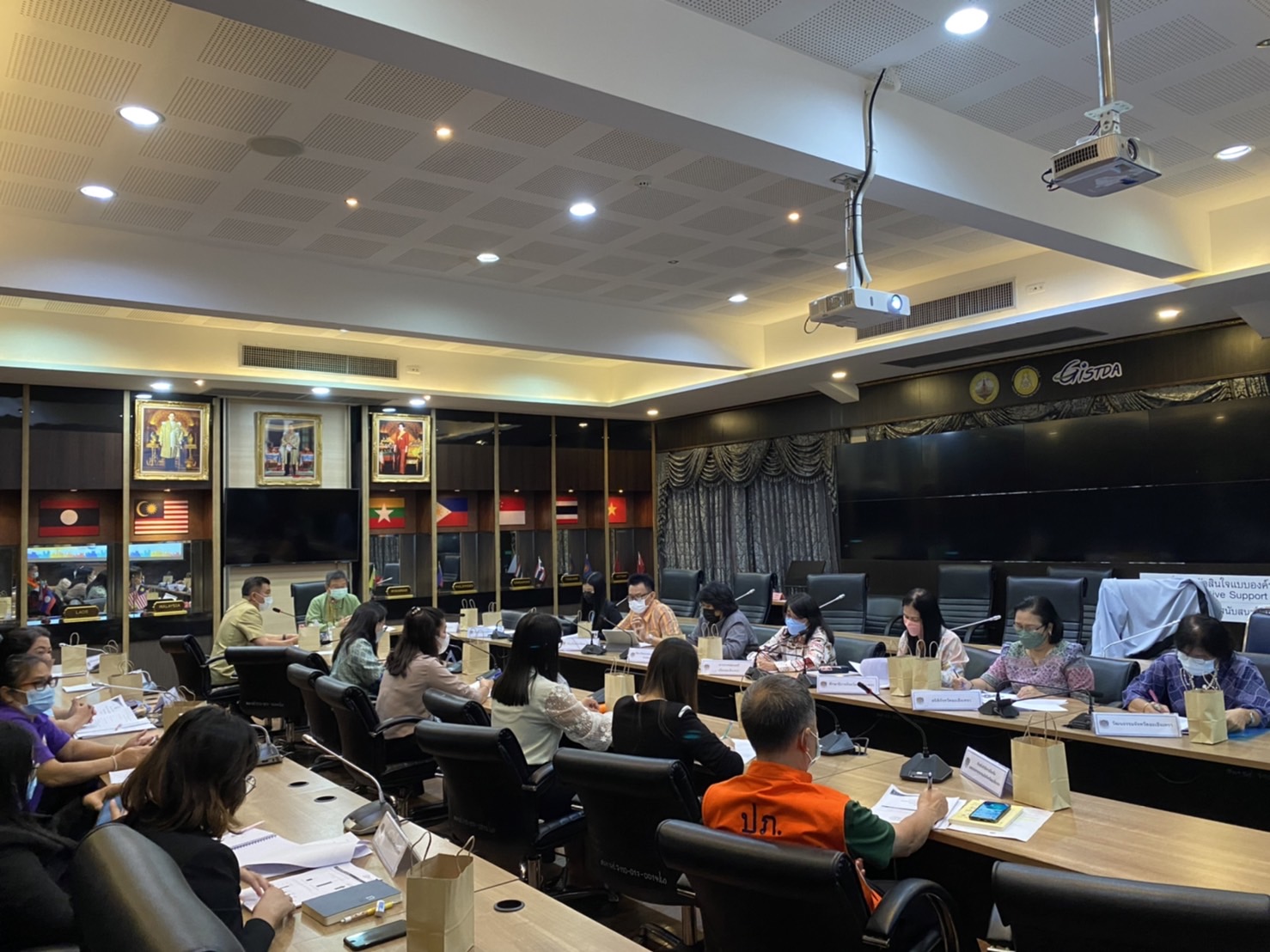 ???130 ปี กระทรวงมหาดไทย ? ฉะเชิงเทรา :แม่น้ำบางปะกงแหล่งชีวิต พระศักดิ์สิทธิ์หลวงพ่อโสธร พระยาศรีสุนทรปราชญ์ภาษาไทย เขาอ่างฤาไนป่าสมบูรณ์ ? ? ???พช.ฉะเชิงเทรา ประชุมคณะทำงานบริหารการจัดเก็บข้อมูล จปฐเพื่อนำเสนอผลการจัดเก็บและรับรองคุณภาพข้อมูล