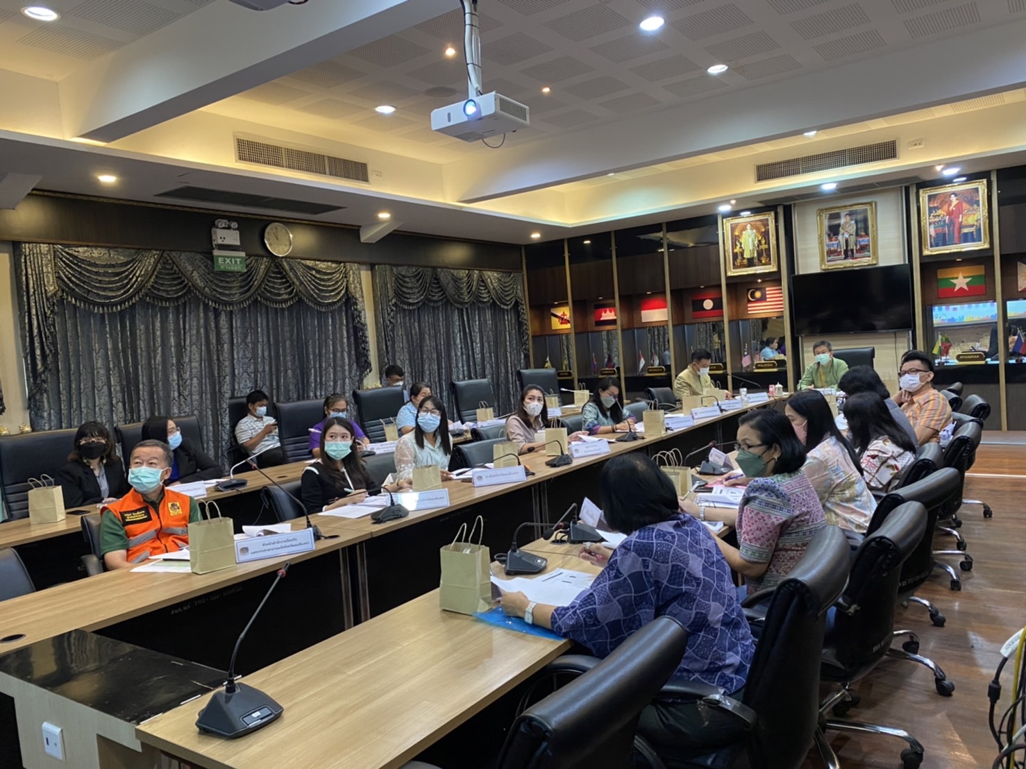 ???130 ปี กระทรวงมหาดไทย ? ฉะเชิงเทรา :แม่น้ำบางปะกงแหล่งชีวิต พระศักดิ์สิทธิ์หลวงพ่อโสธร พระยาศรีสุนทรปราชญ์ภาษาไทย เขาอ่างฤาไนป่าสมบูรณ์ ? ? ???พช.ฉะเชิงเทรา ประชุมคณะทำงานบริหารการจัดเก็บข้อมูล จปฐเพื่อนำเสนอผลการจัดเก็บและรับรองคุณภาพข้อมูล