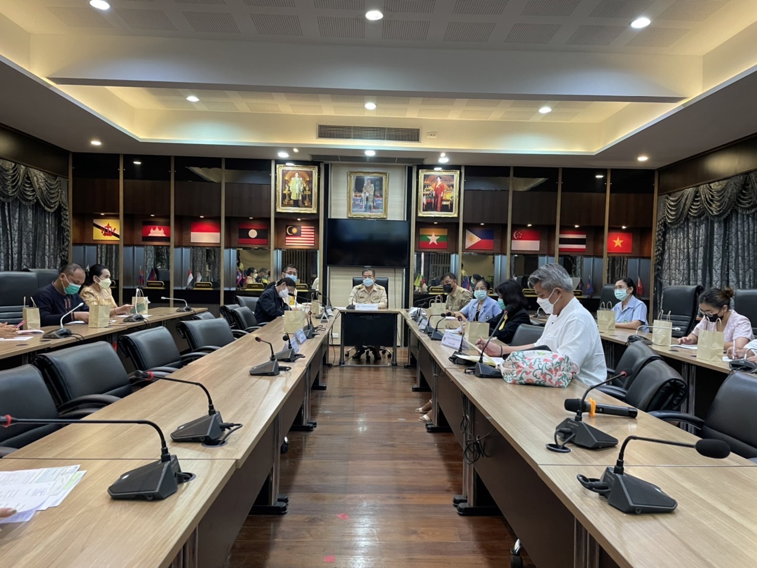 ???130 ปี กระทรวงมหาดไทย ? ฉะเชิงเทรา :แม่น้ำบางปะกงแหล่งชีวิต พระศักดิ์สิทธิ์หลวงพ่อโสธร พระยาศรีสุนทรปราชญ์ภาษาไทย เขาอ่างฤาไนป่าสมบูรณ์ ? ? ??ฉะเชิงเทรา จัดประชุมคณะกรรมการพัฒนาเศรษฐกิจฐานรากและประชารัฐ (E3)