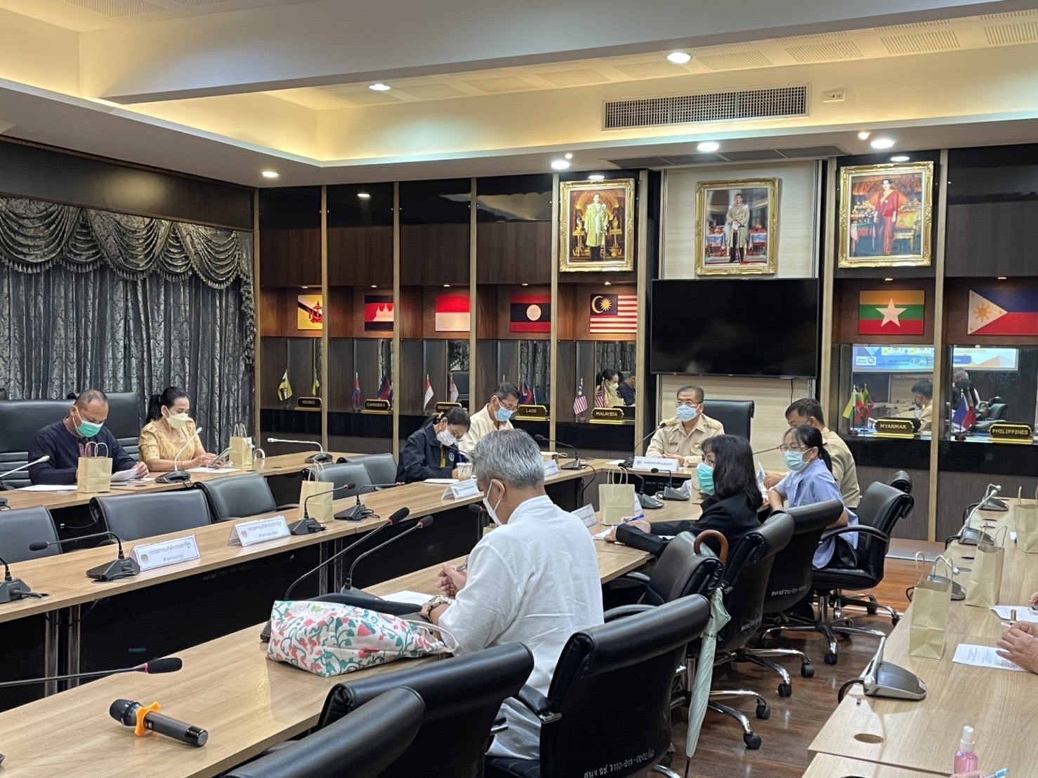 ???130 ปี กระทรวงมหาดไทย ? ฉะเชิงเทรา :แม่น้ำบางปะกงแหล่งชีวิต พระศักดิ์สิทธิ์หลวงพ่อโสธร พระยาศรีสุนทรปราชญ์ภาษาไทย เขาอ่างฤาไนป่าสมบูรณ์ ? ? ??ฉะเชิงเทรา จัดประชุมคณะกรรมการพัฒนาเศรษฐกิจฐานรากและประชารัฐ (E3)