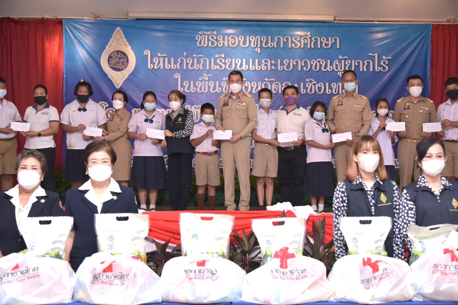 ???130 ปี กระทรวงมหาดไทย ? ฉะเชิงเทรา :แม่น้ำบางปะกงแหล่งชีวิต พระศักดิ์สิทธิ์หลวงพ่อโสธร พระยาศรีสุนทรปราชญ์ภาษาไทย เขาอ่างฤาไนป่าสมบูรณ์ ? ? ??‍??ผู้ว่าราชการจังหวัดฉะเชิงเทรา มอบทุนการศึกษาให้แก่นักเรียนและเยาวชนผู้ยากไร้ ในพื้นที่จังหวัดฉะเชิงเทรา