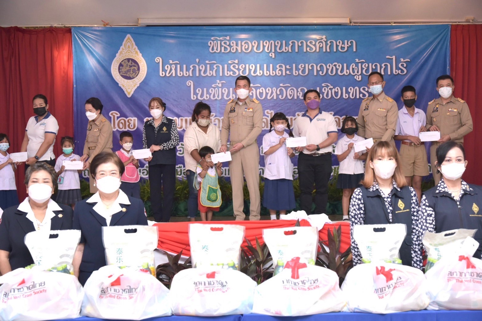 ???130 ปี กระทรวงมหาดไทย ? ฉะเชิงเทรา :แม่น้ำบางปะกงแหล่งชีวิต พระศักดิ์สิทธิ์หลวงพ่อโสธร พระยาศรีสุนทรปราชญ์ภาษาไทย เขาอ่างฤาไนป่าสมบูรณ์ ? ? ??‍??ผู้ว่าราชการจังหวัดฉะเชิงเทรา มอบทุนการศึกษาให้แก่นักเรียนและเยาวชนผู้ยากไร้ ในพื้นที่จังหวัดฉะเชิงเทรา